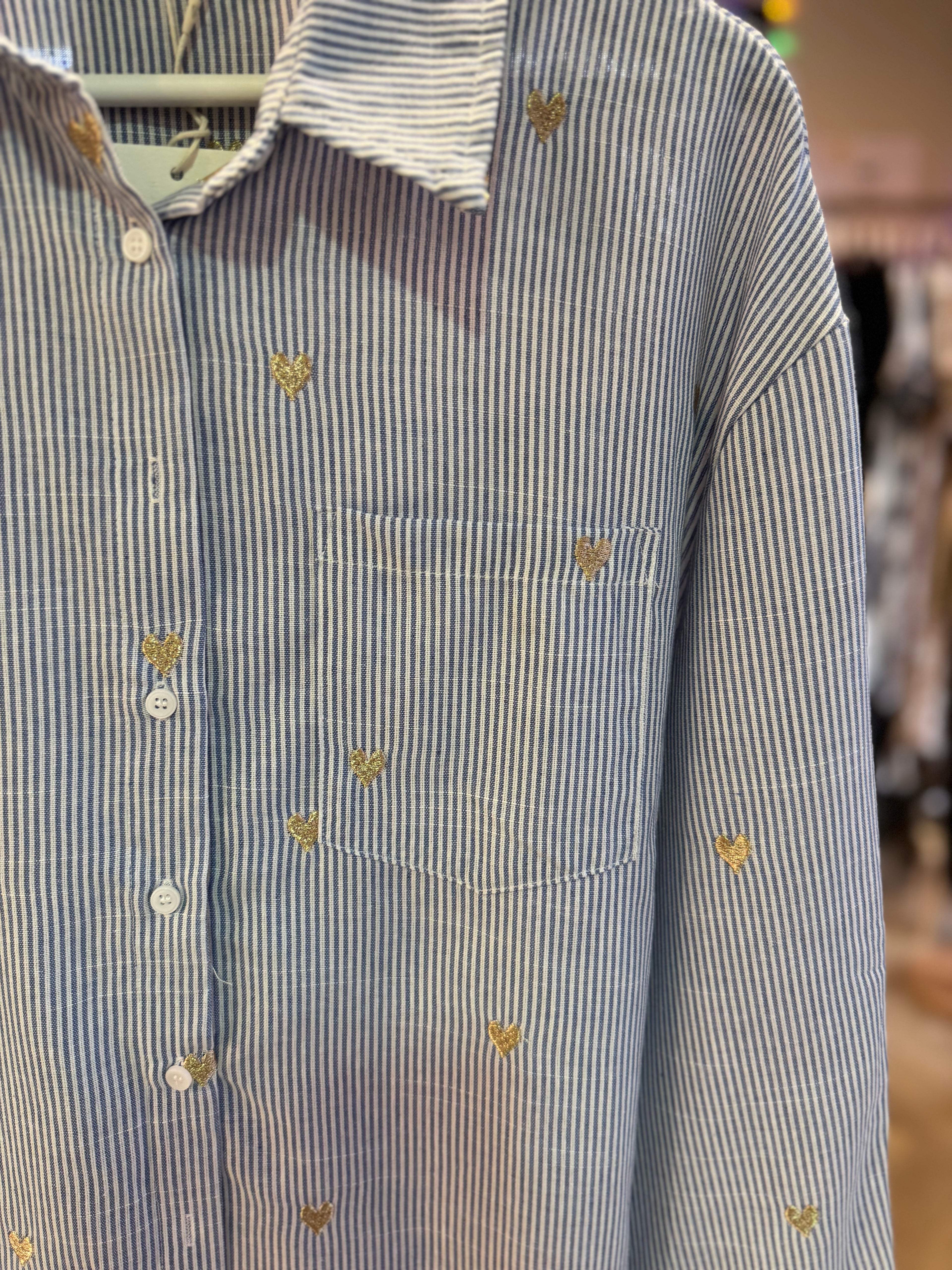 Chemise à cœurs dorés