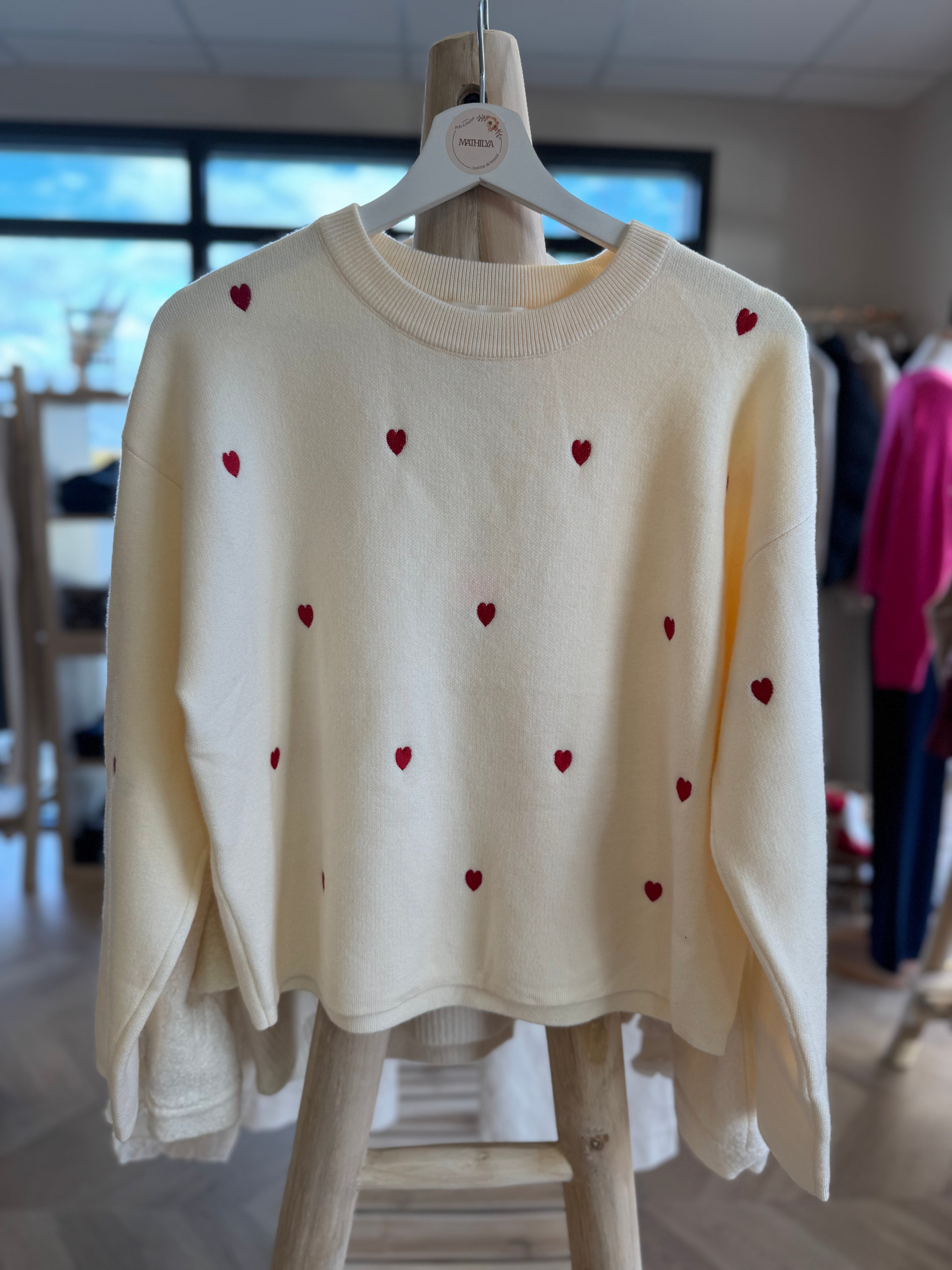 Pull à coeurs rouges