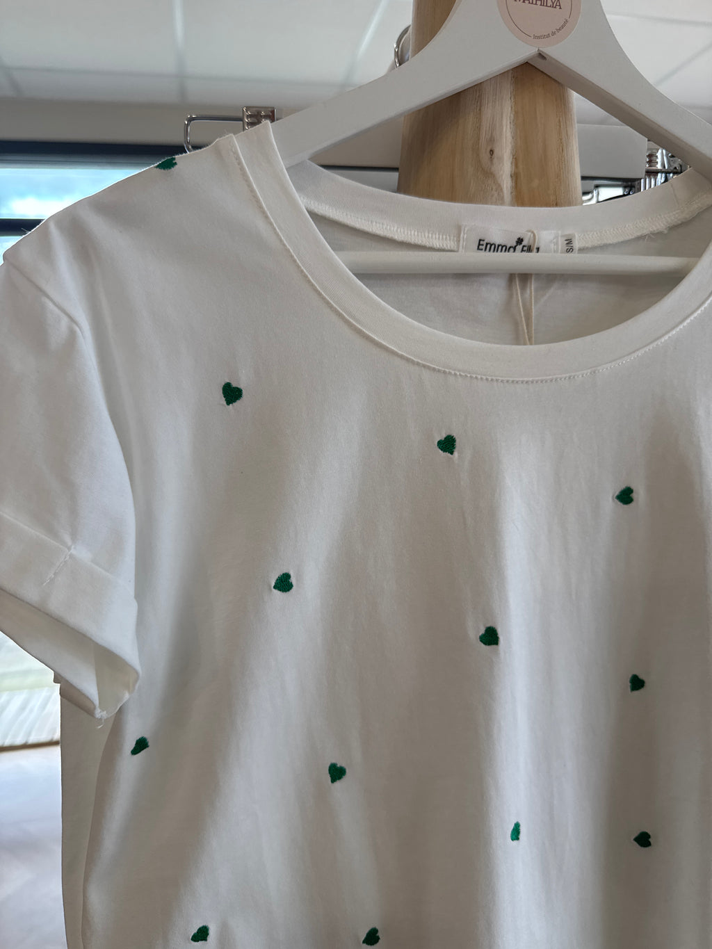 T-shirt blanc à petits coeurs verts brodés