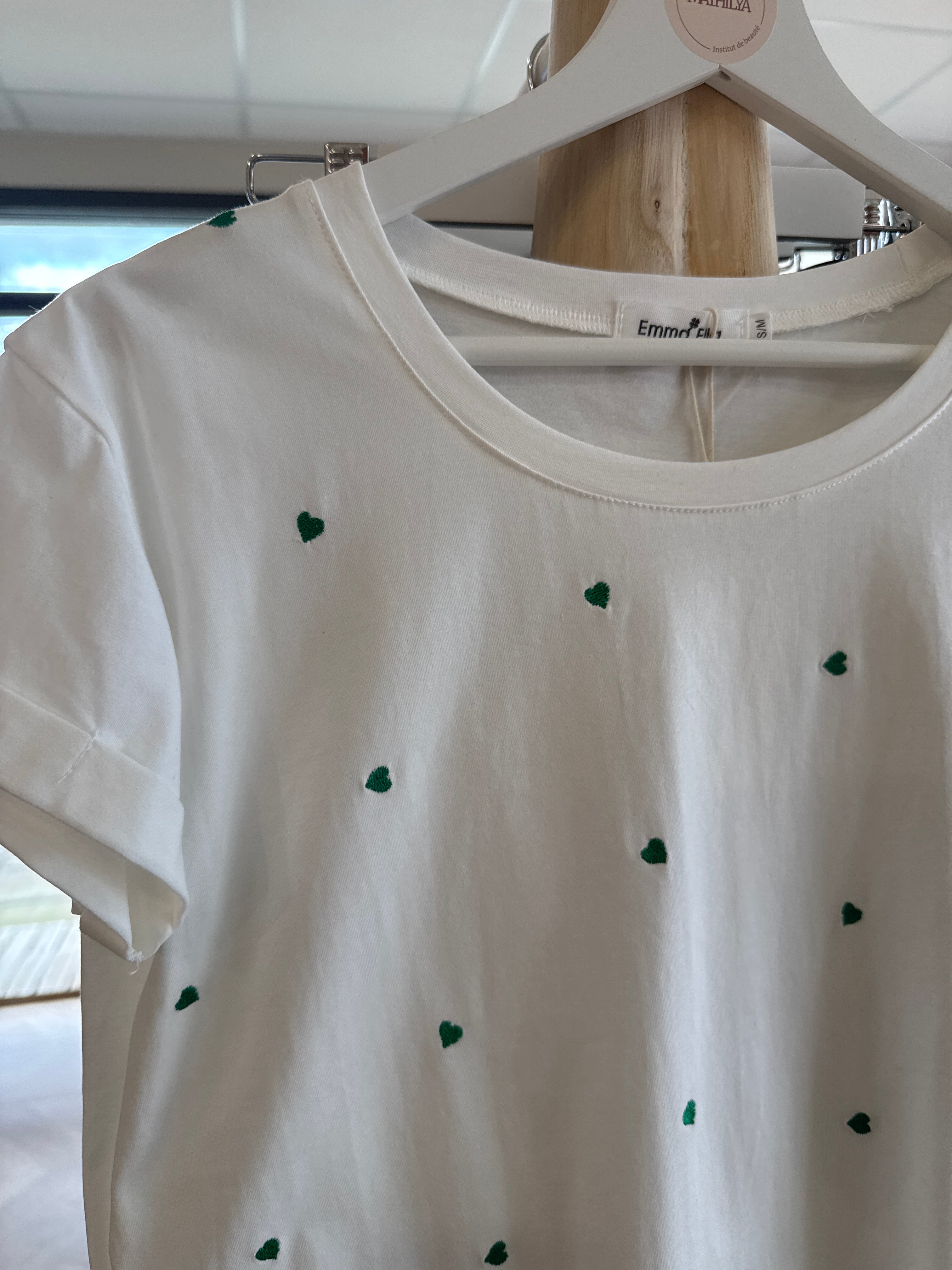 T-shirt blanc à petits coeurs verts brodés