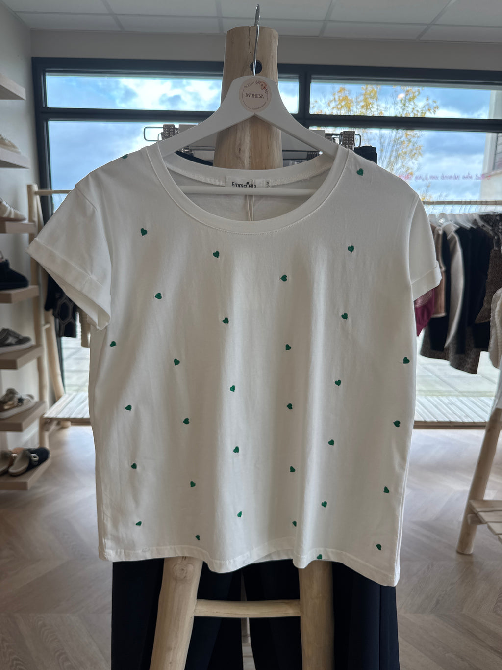 T-shirt blanc à petits coeurs verts brodés