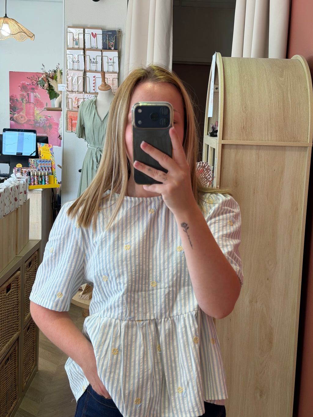 Blouse rayée à fleurs brodées