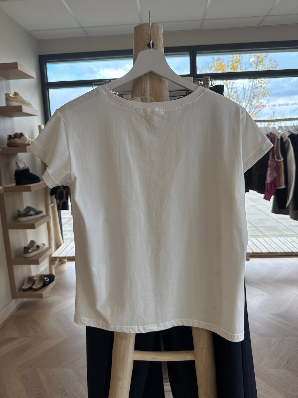 T-shirt blanc à petits coeurs verts brodés