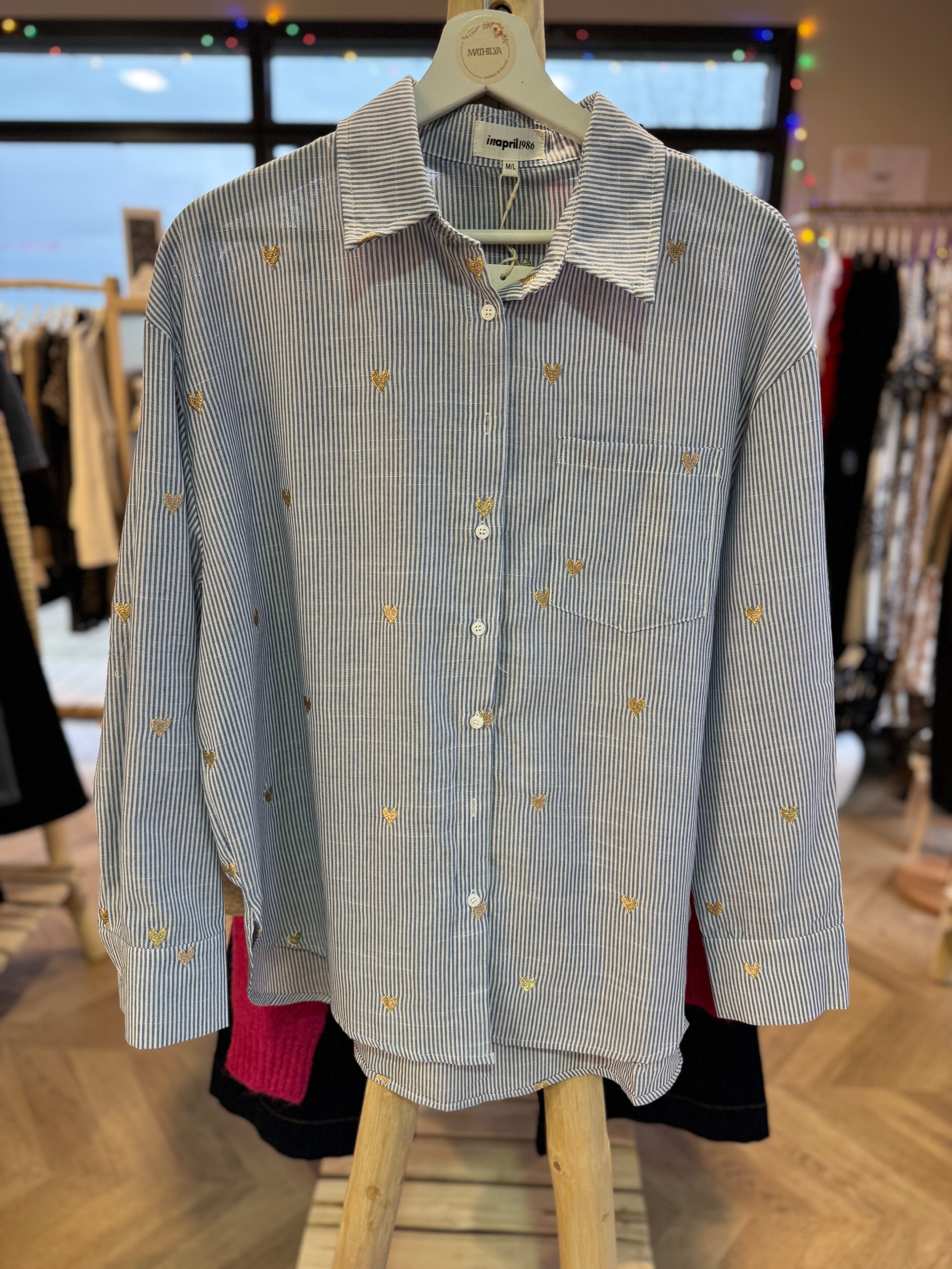 Chemise à cœurs dorés