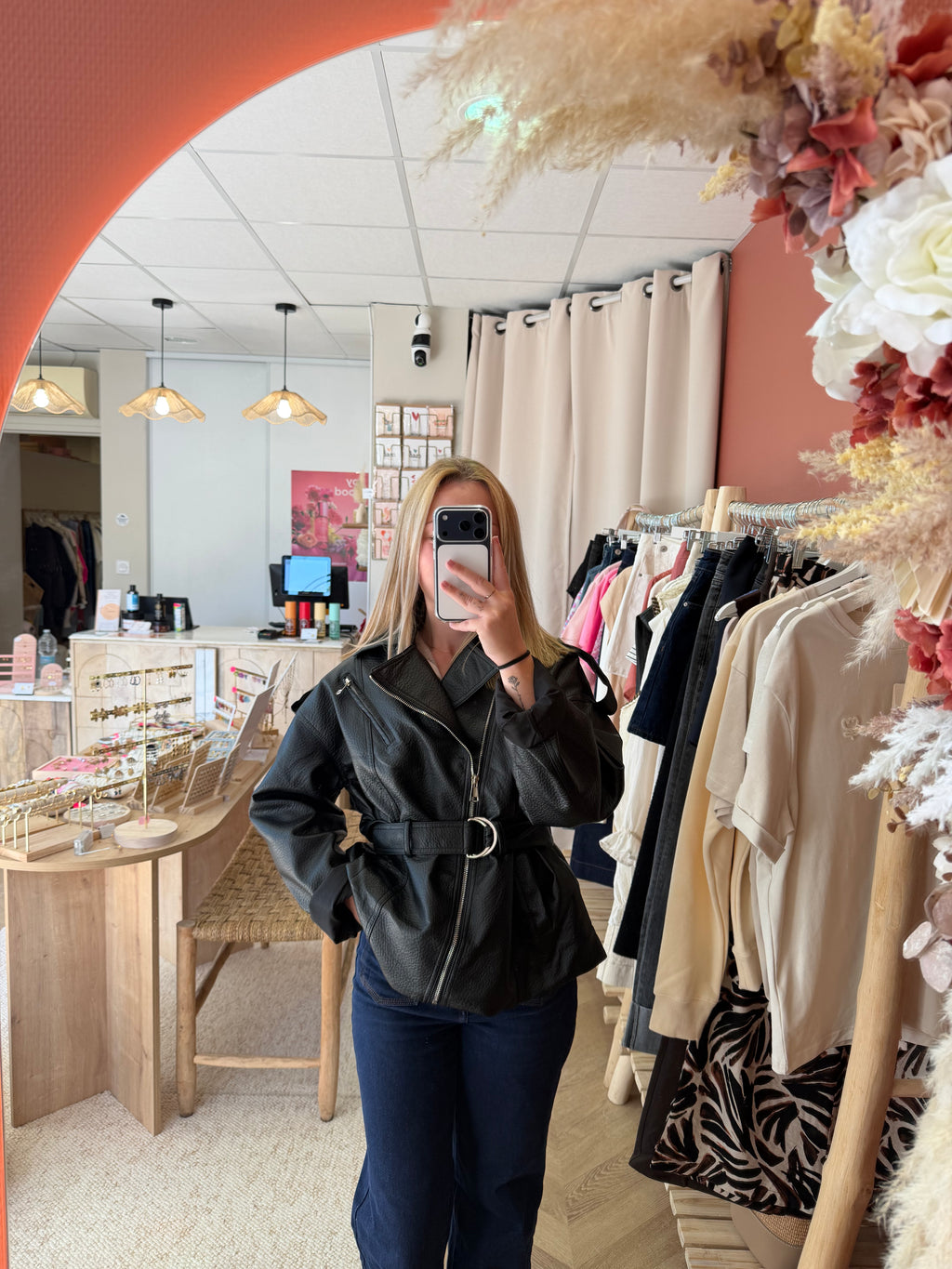 Veste en simili cuir noire ceinturée