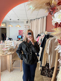 Veste en simili cuir noire ceinturée