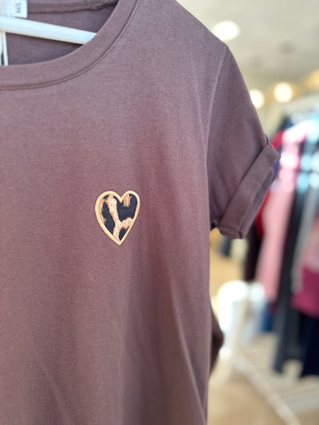 t-shirt marron à cœur