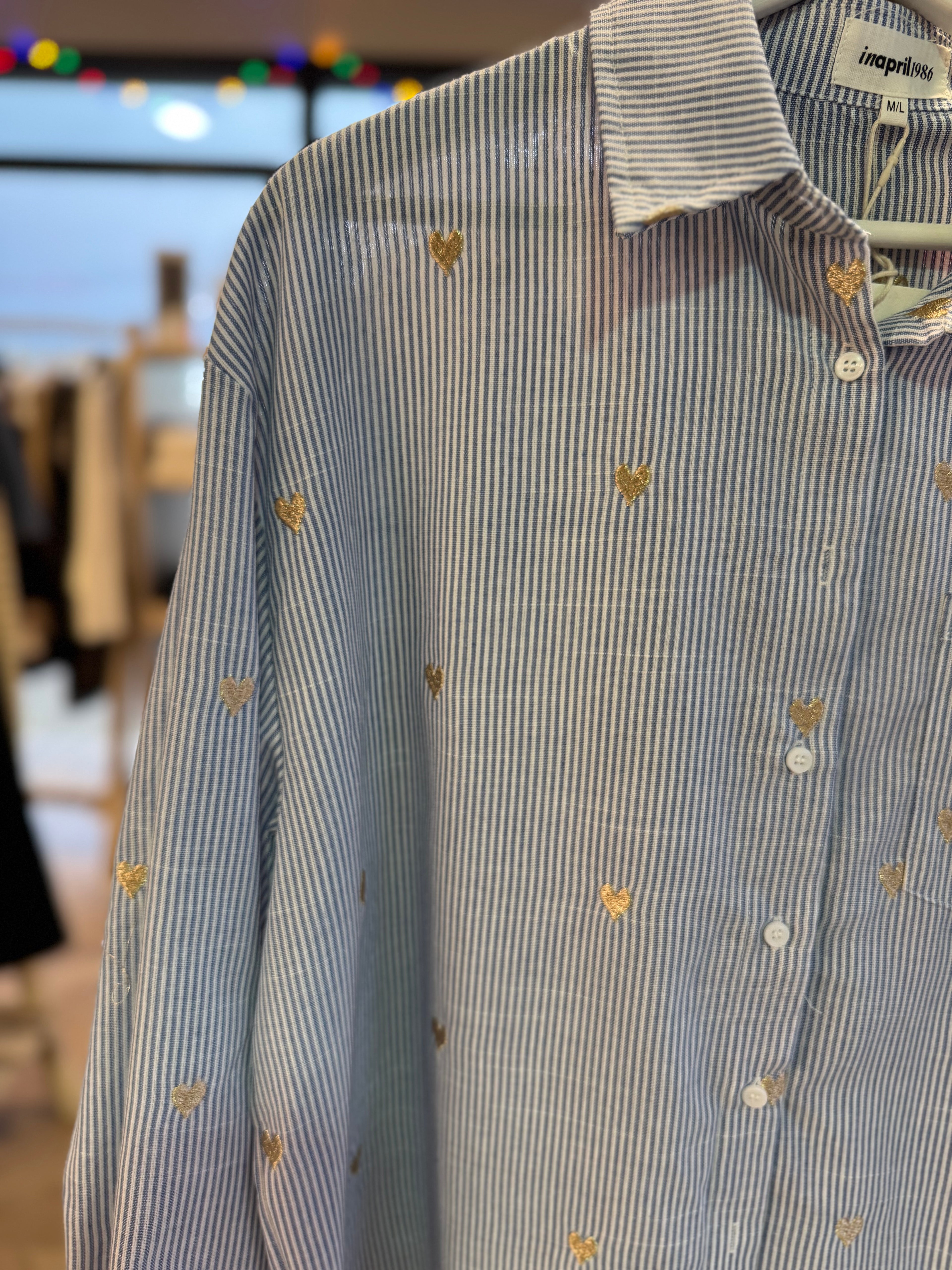 Chemise à cœurs dorés