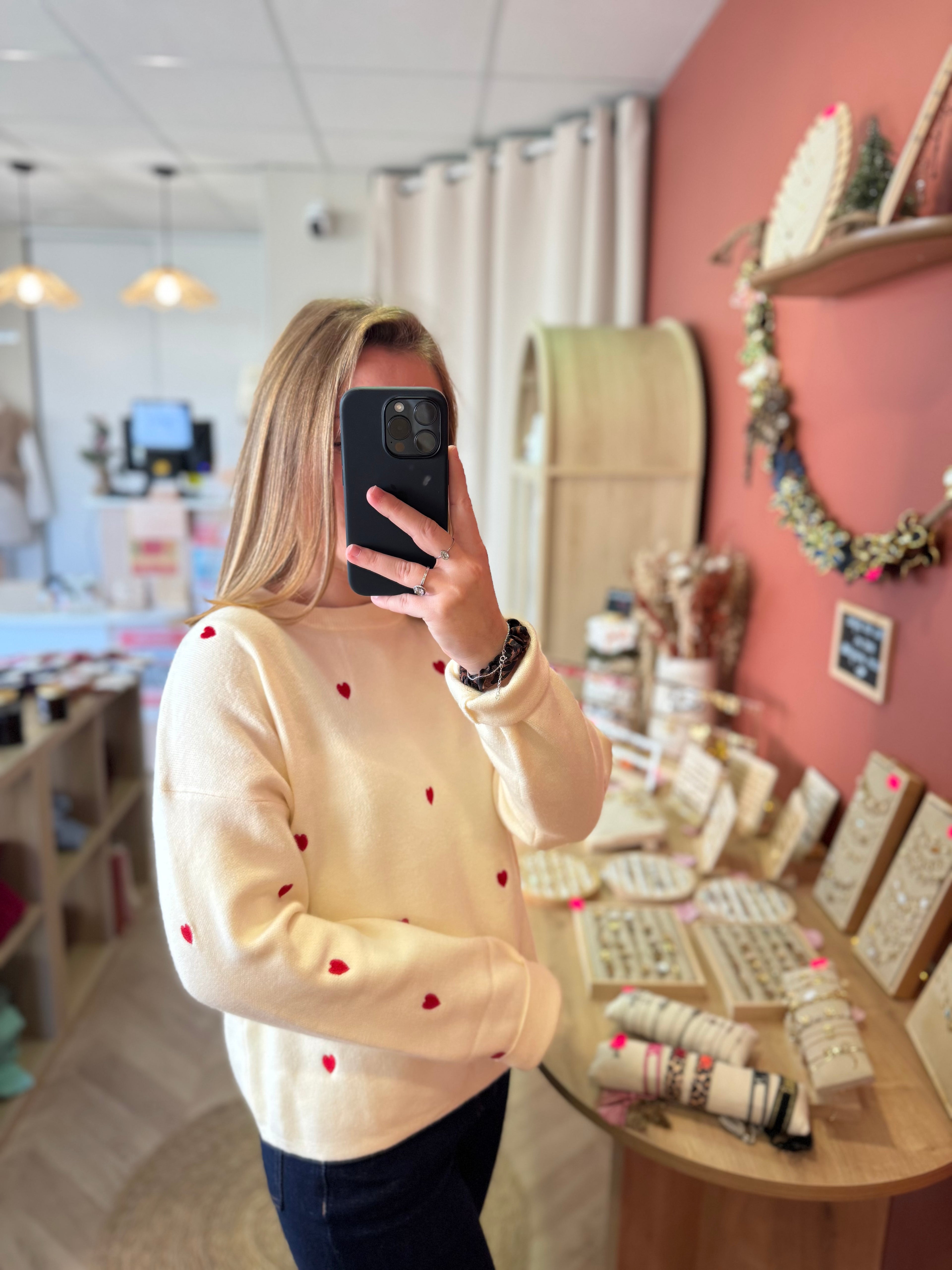 Pull à coeurs rouges