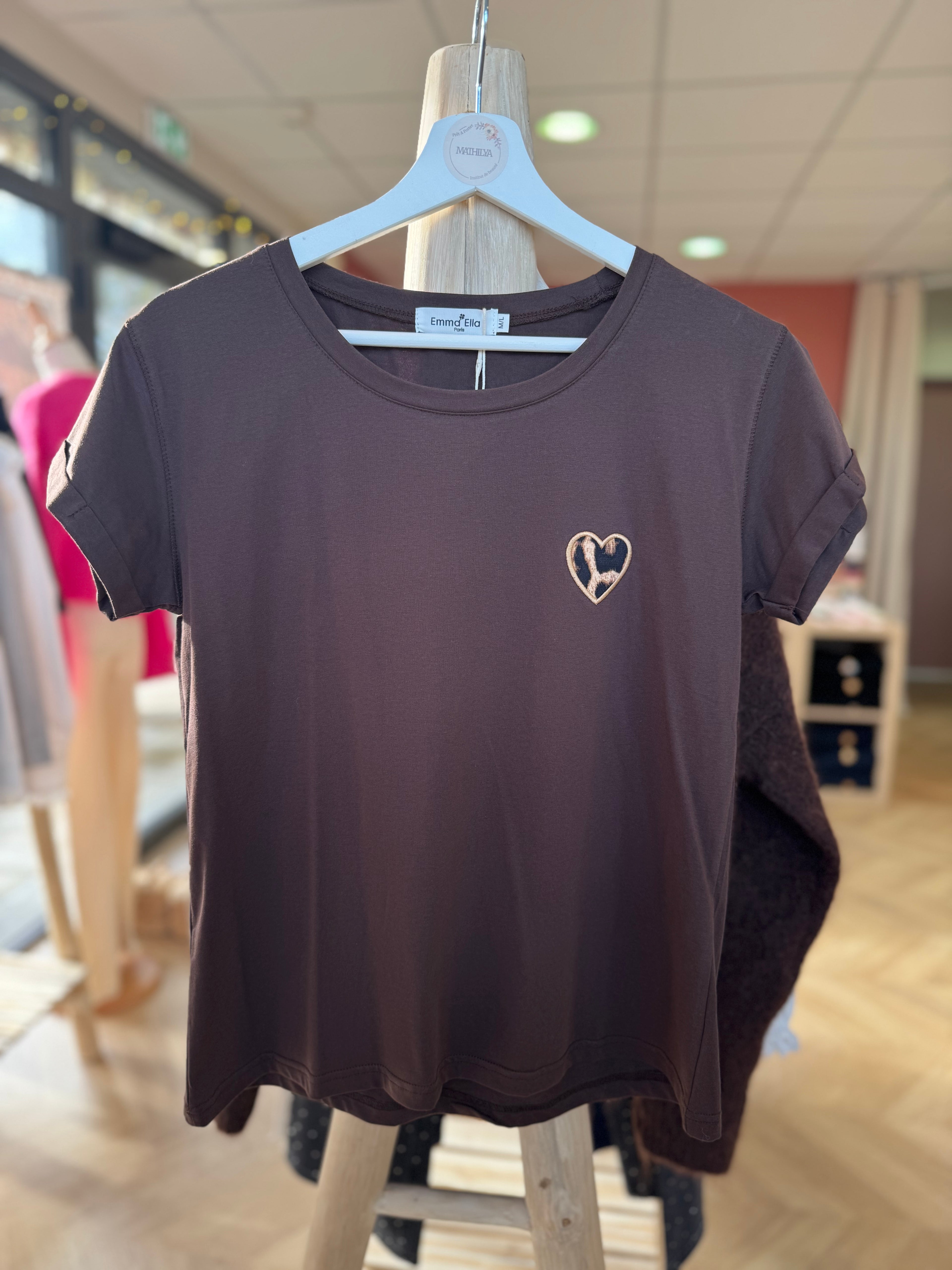 t-shirt marron à cœur