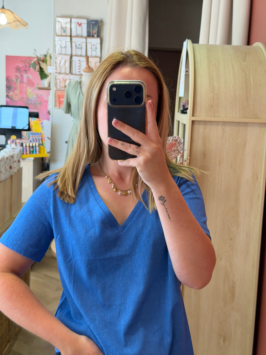 t-shirt col V bleu intemporel