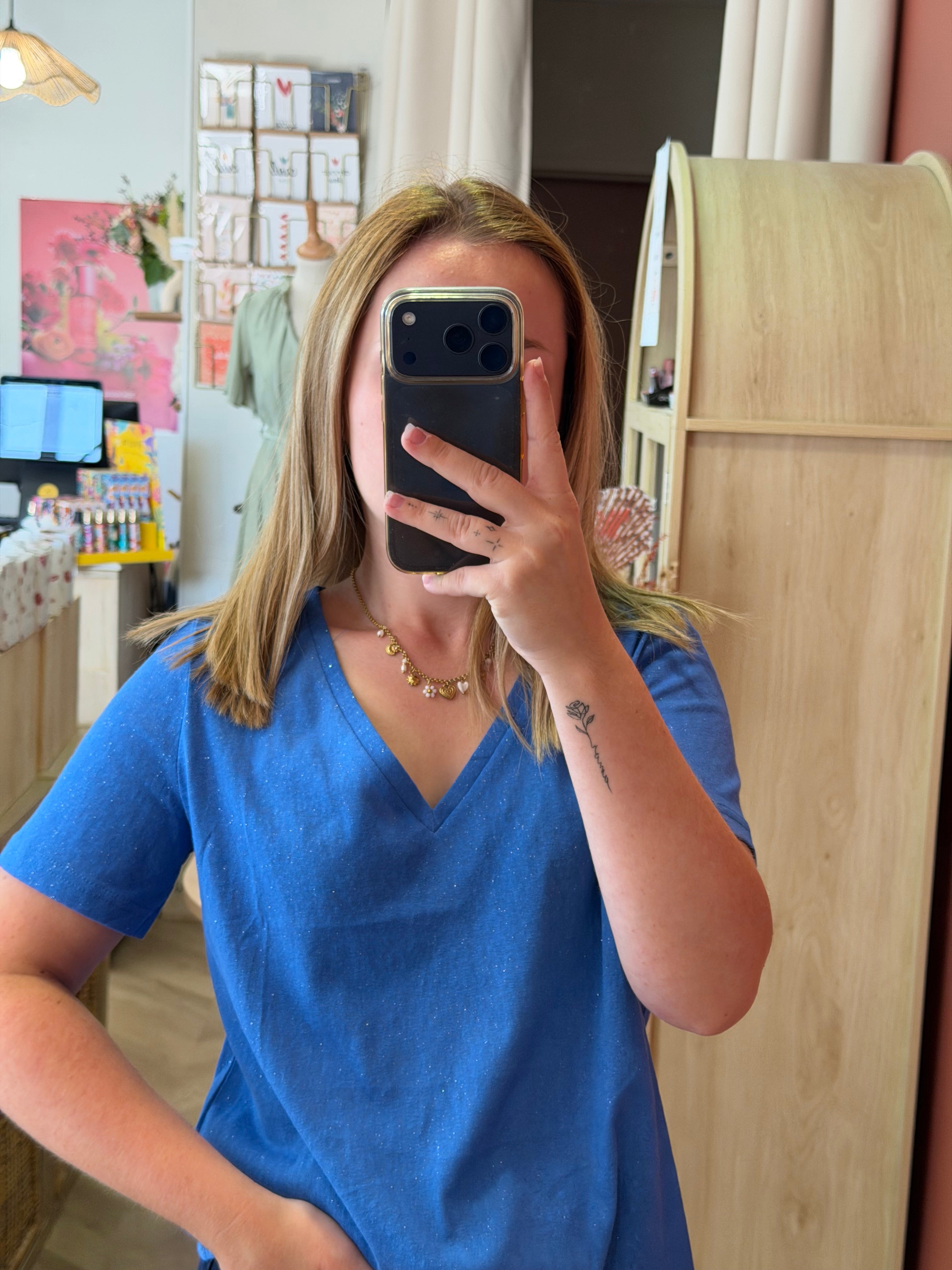 t-shirt col V bleu intemporel