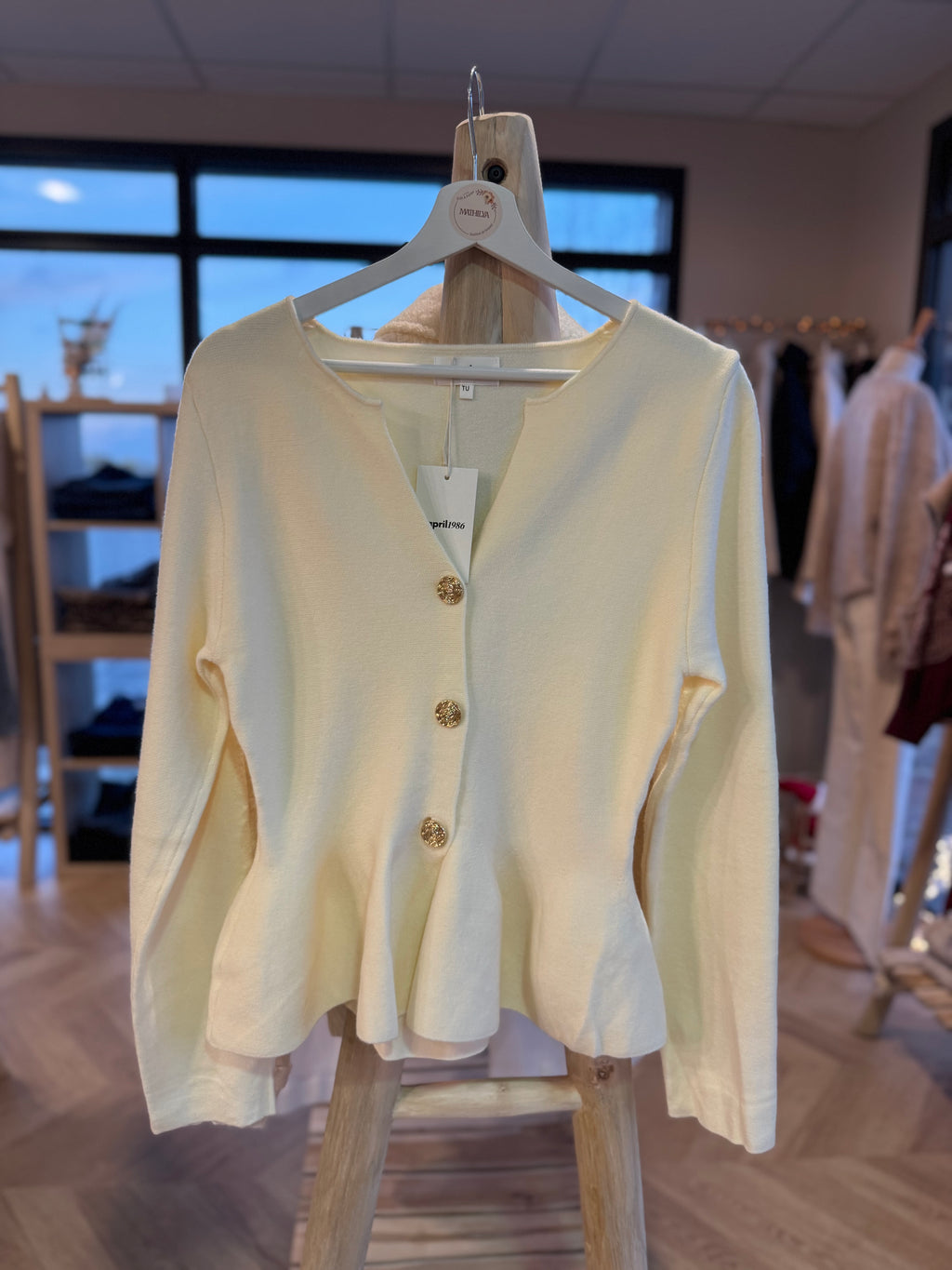 Pull écru à boutons dorés