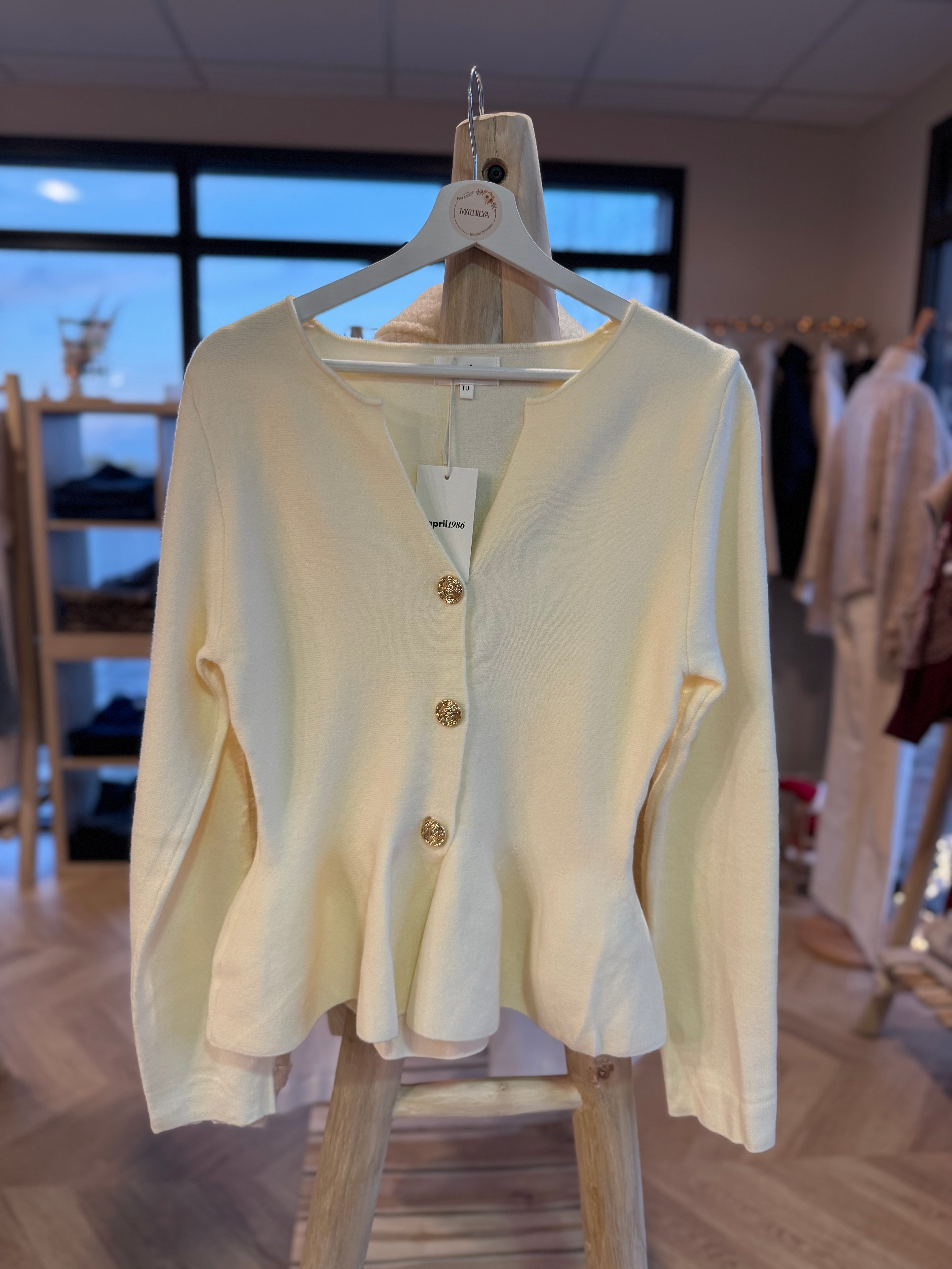 Pull écru à boutons dorés