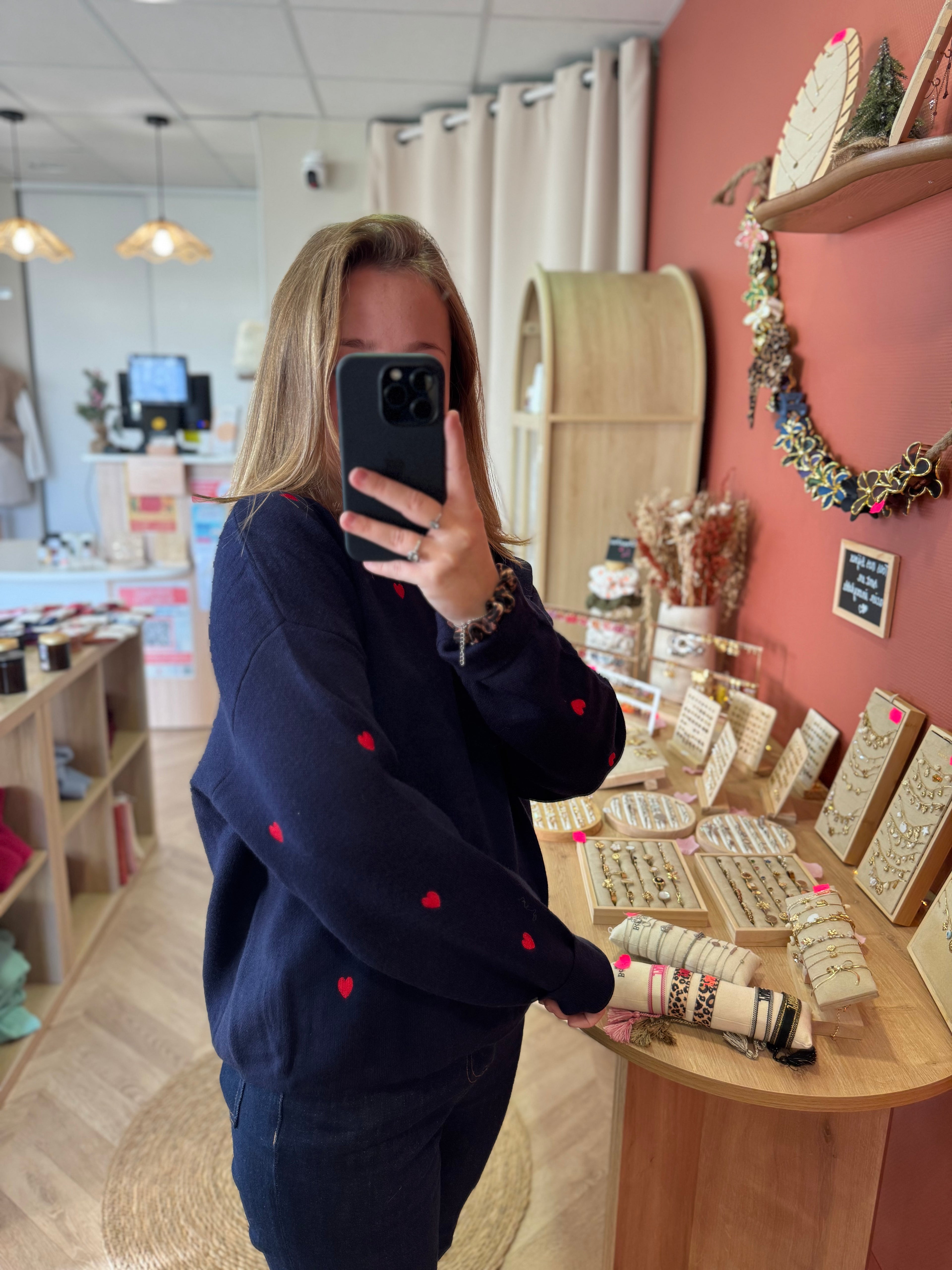 Pull bleu marine à cœurs rouges