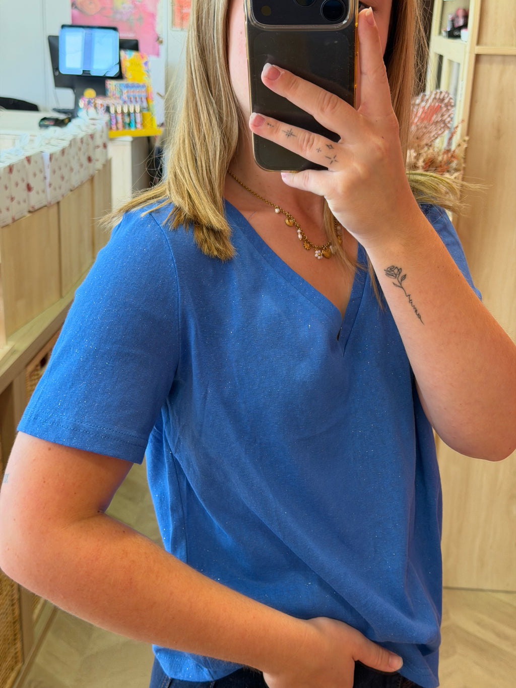 t-shirt col V bleu intemporel