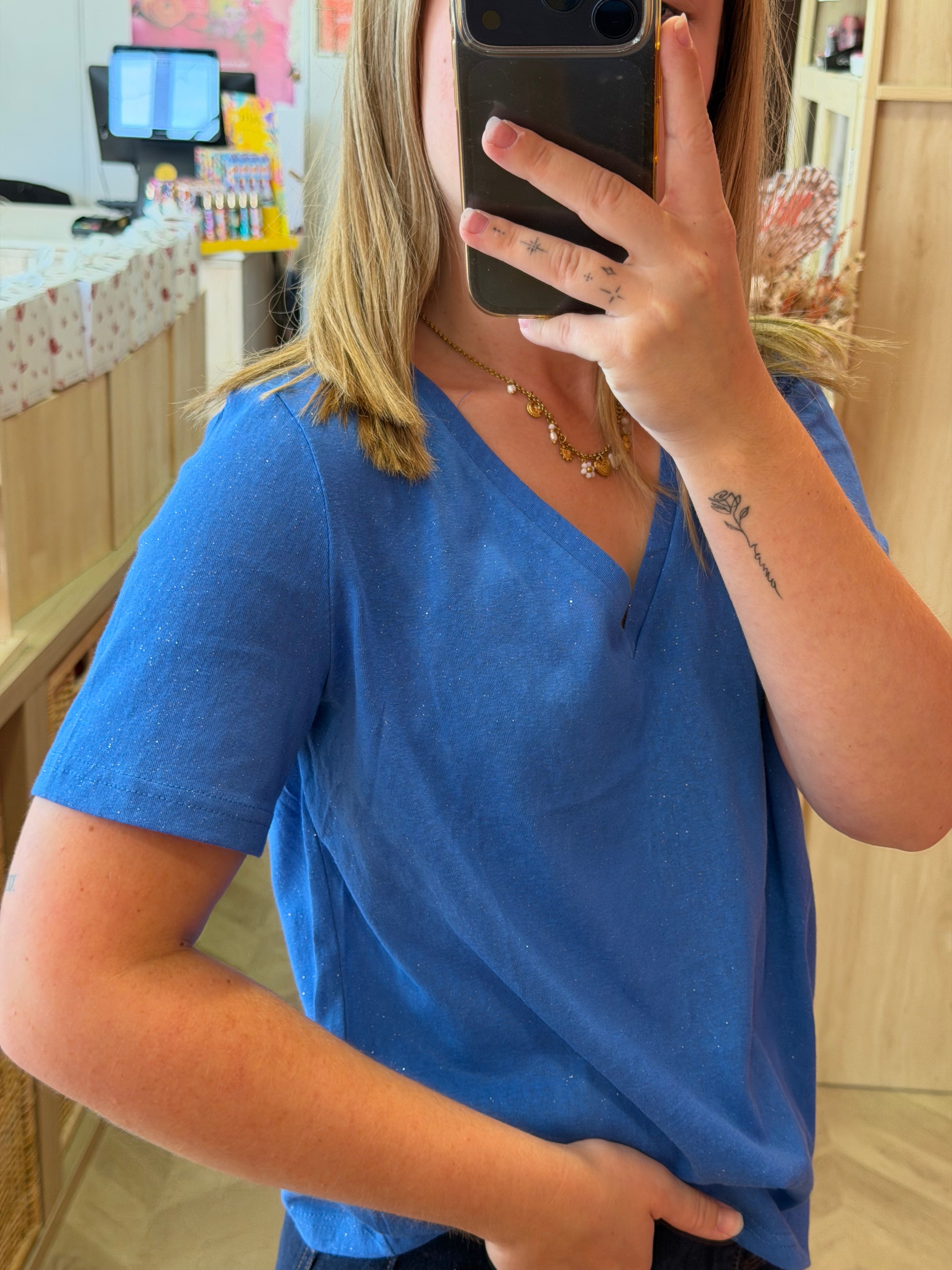 t-shirt col V bleu intemporel