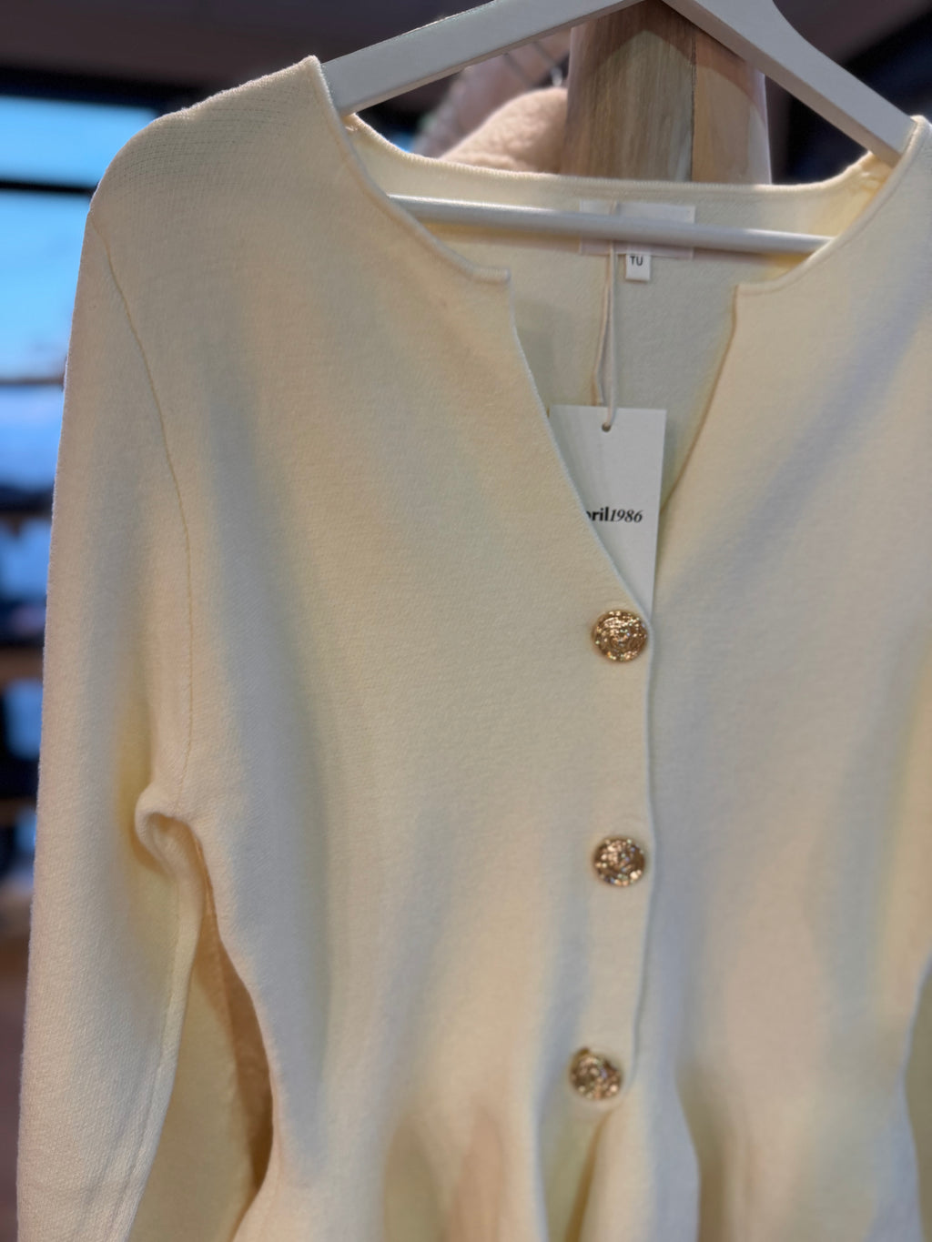 Pull écru à boutons dorés