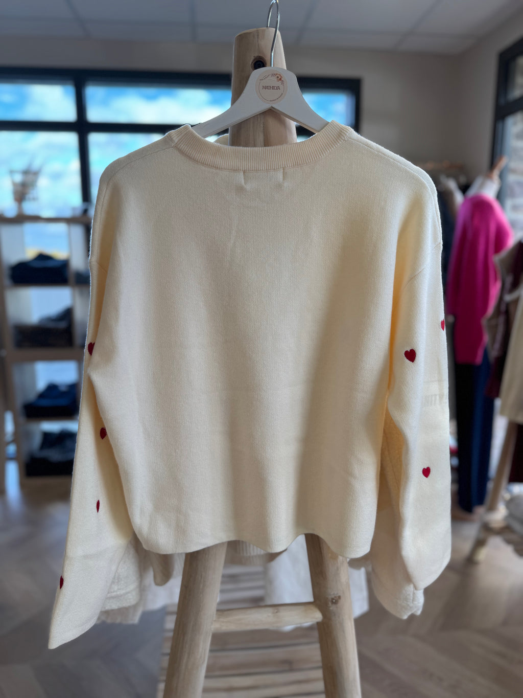 Pull à coeurs rouges