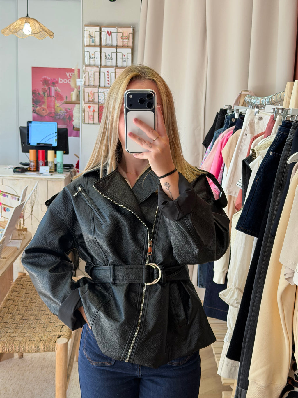 Veste en simili cuir noire ceinturée