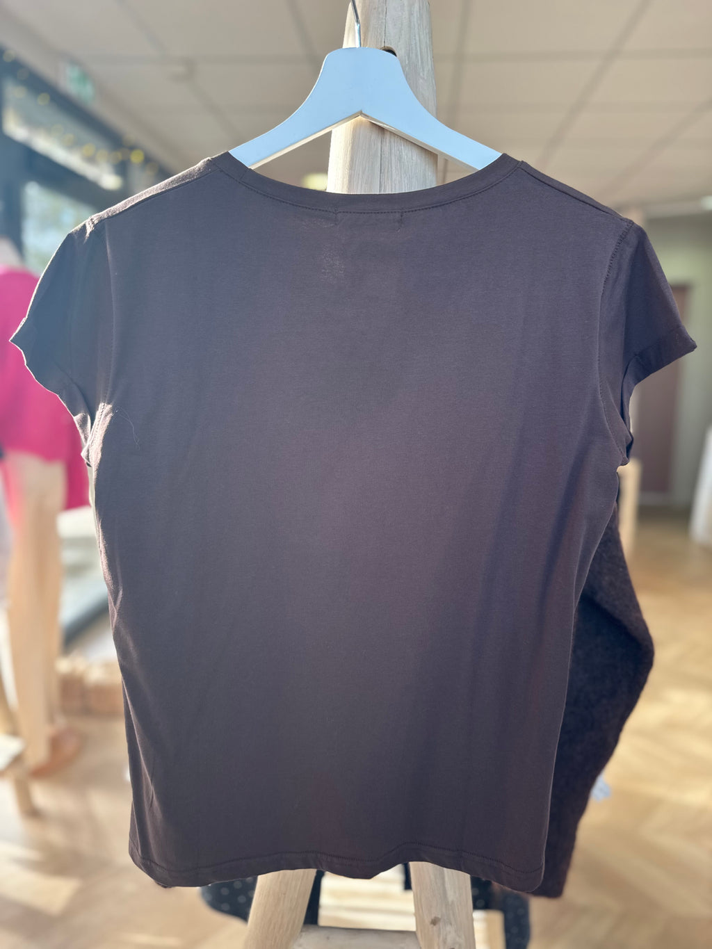 t-shirt marron à cœur