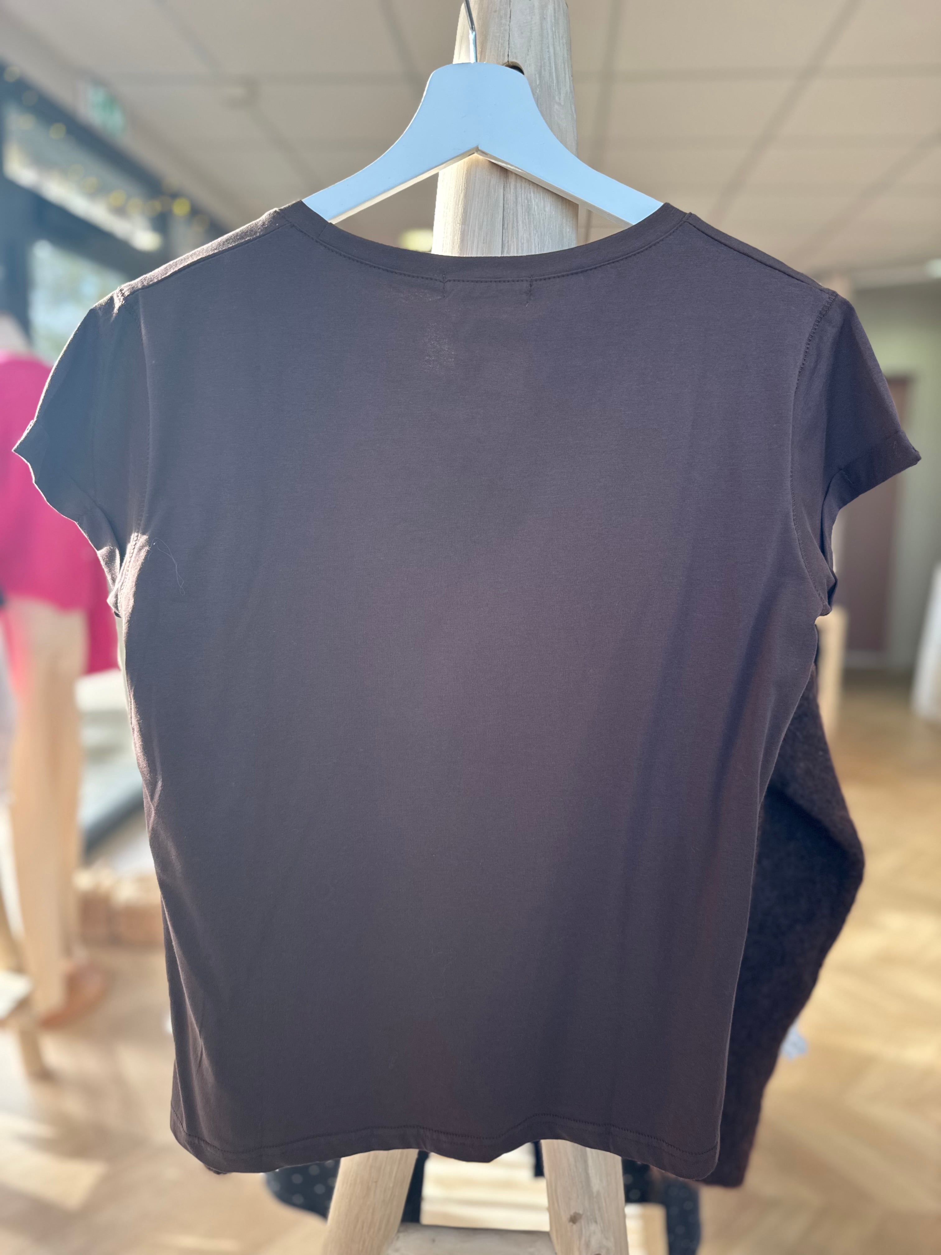 t-shirt marron à cœur