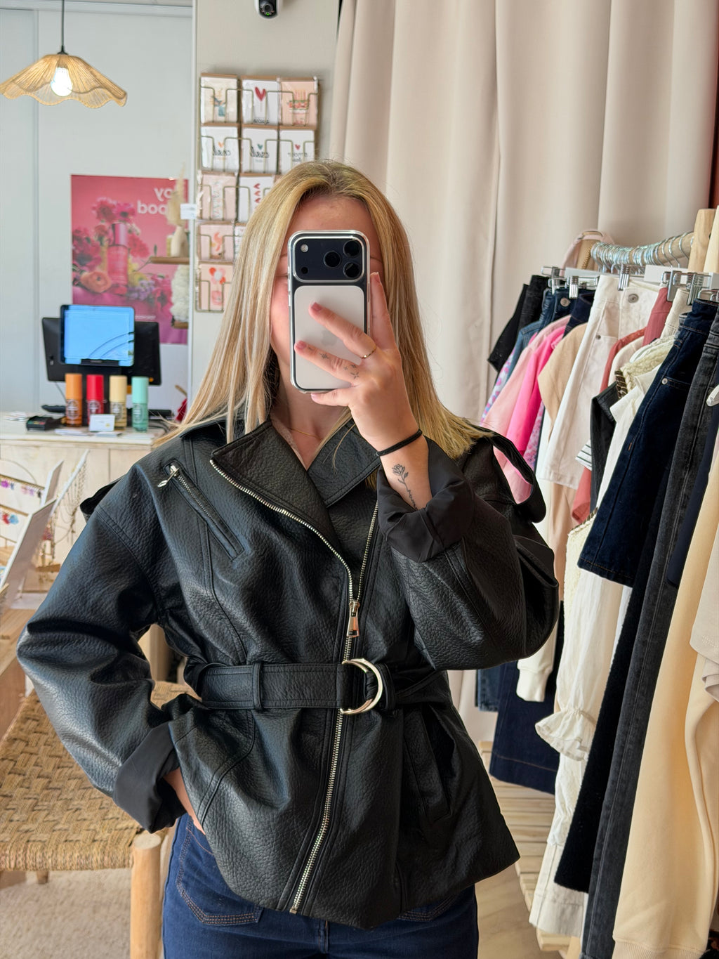 Veste en simili cuir noire ceinturée