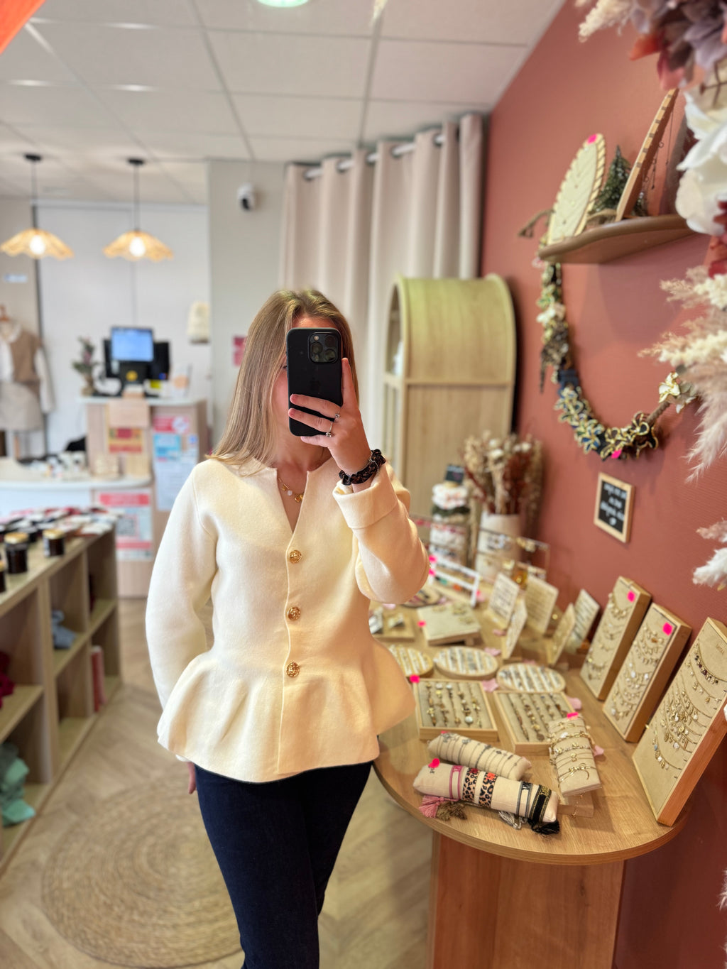 Pull écru à boutons dorés