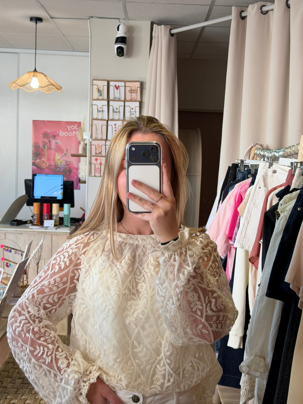 Blouse beige à dentelle