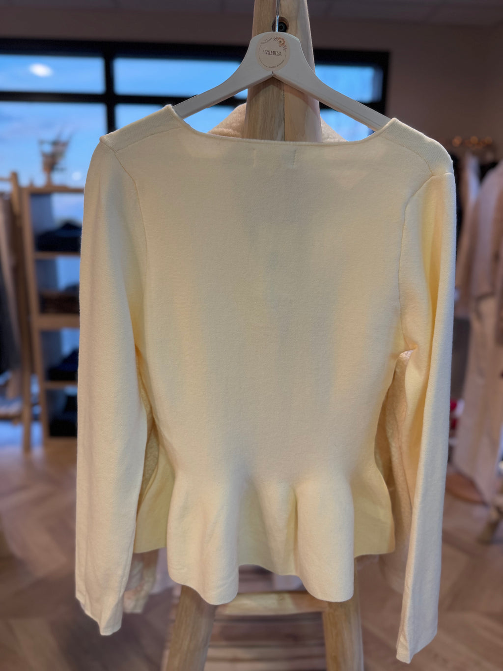 Pull écru à boutons dorés