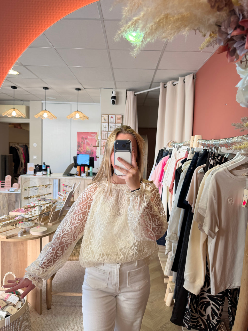 Blouse beige à dentelle