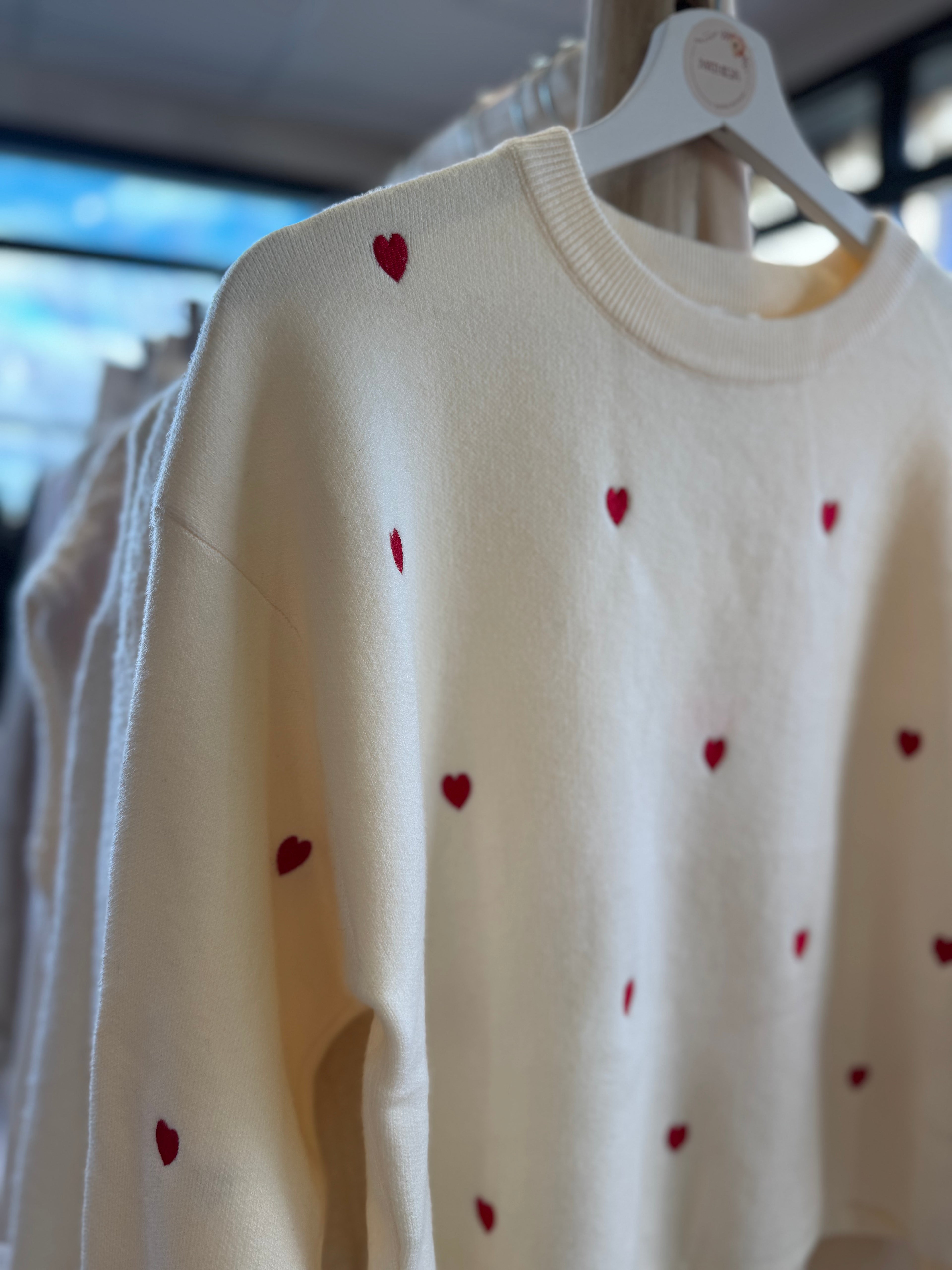 Pull à coeurs rouges