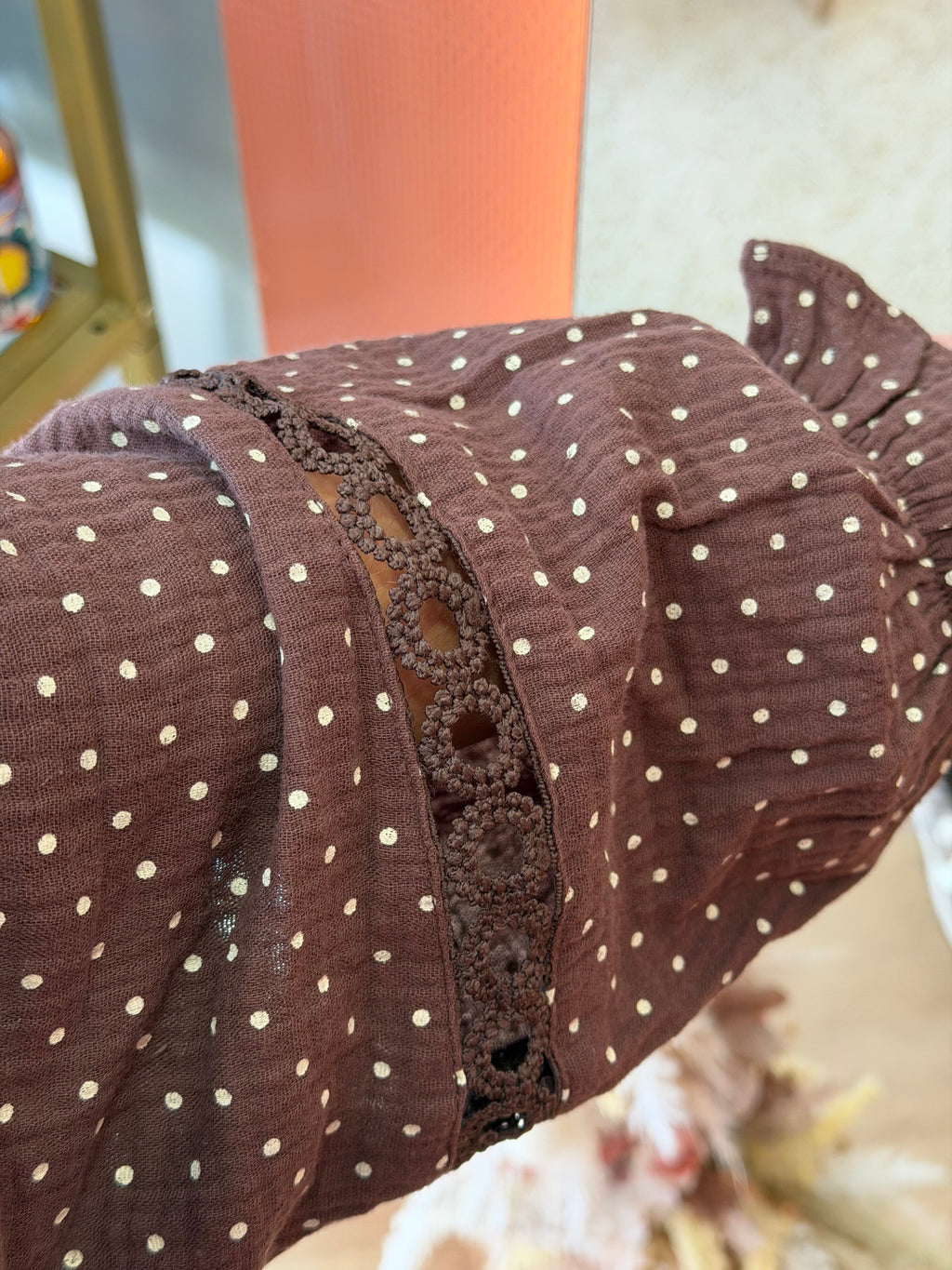 Chemise marron à pois blanc