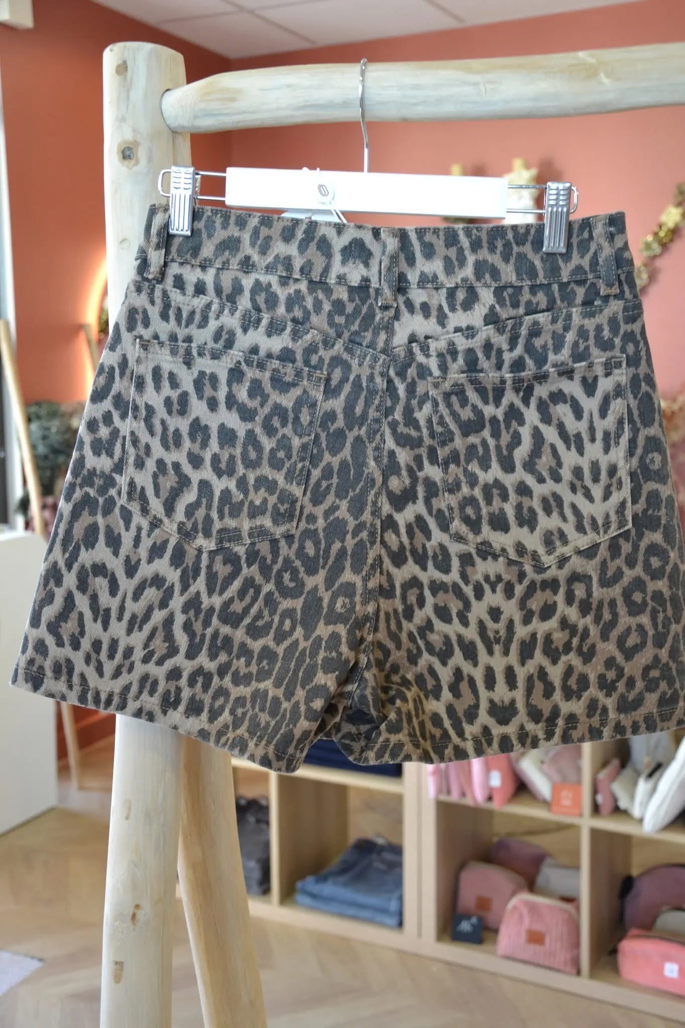 Jupe-short en jeans léopard