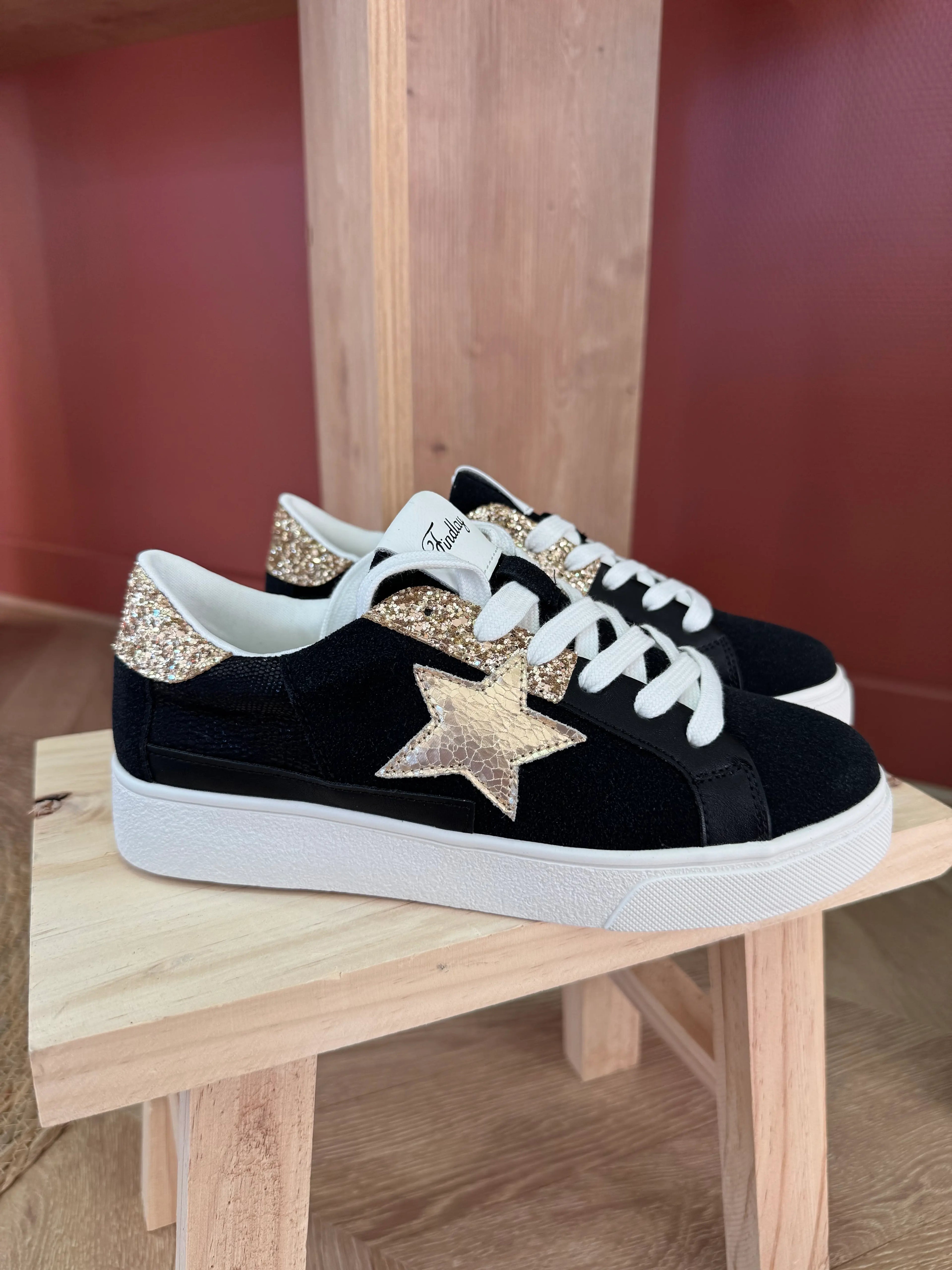 Baskets noires à étoile dorée