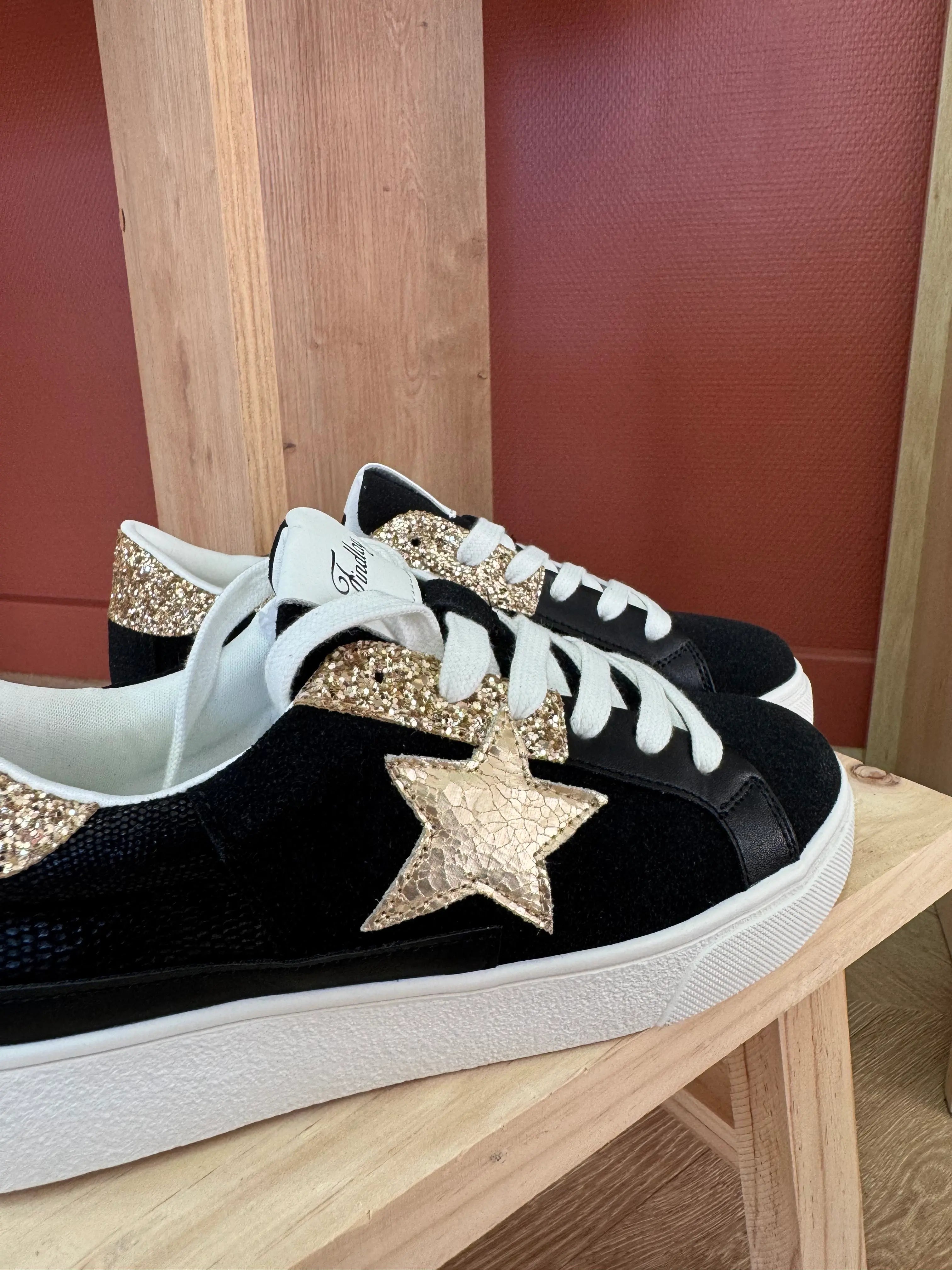 Baskets noires à étoile dorée