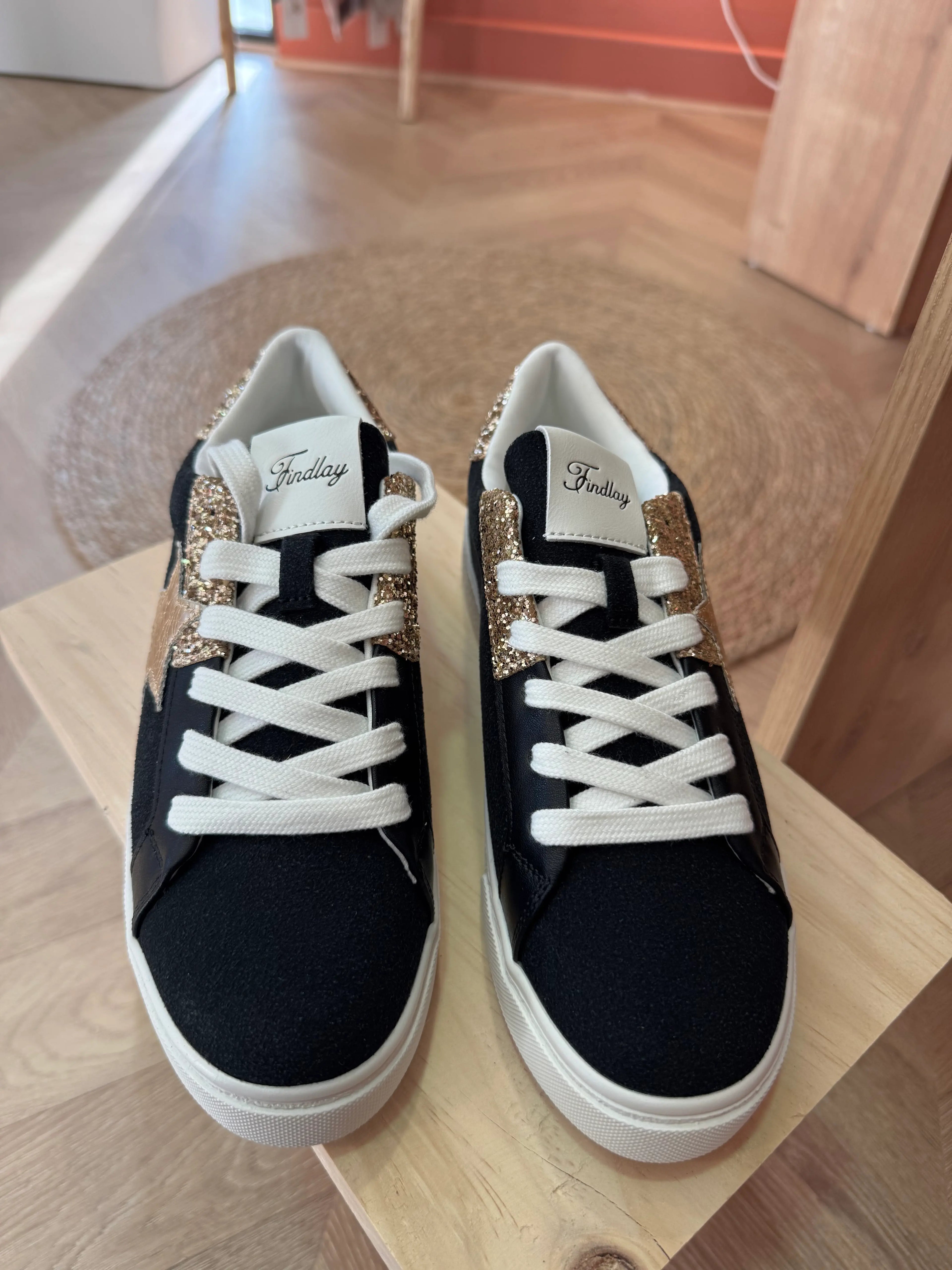 Baskets noires à étoile dorée