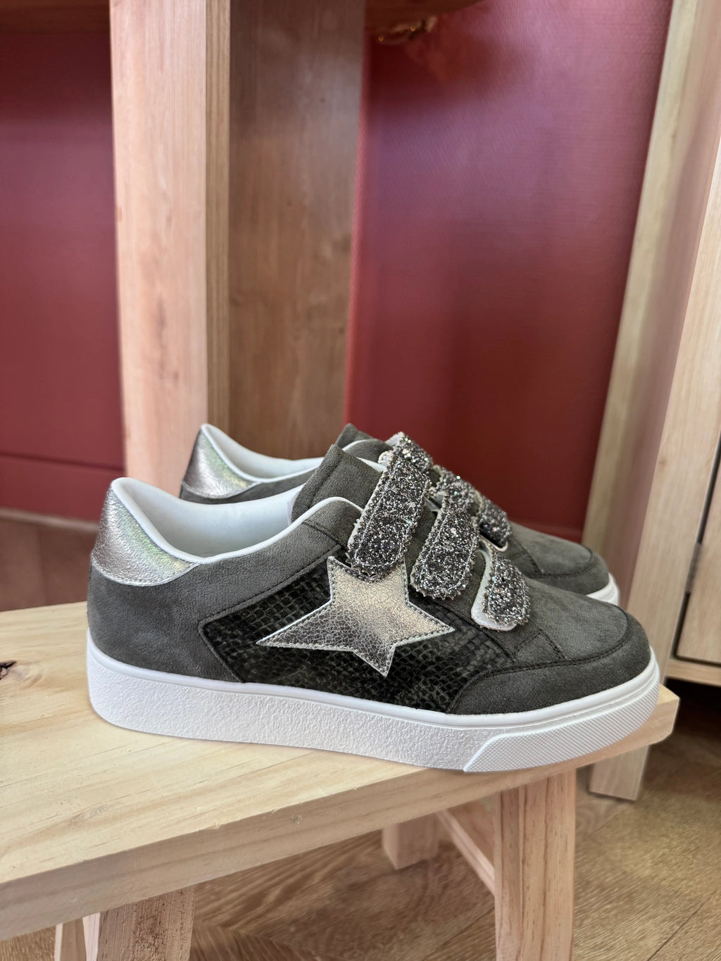 Baskets grise foncé effet daim avec empiècements coco vert