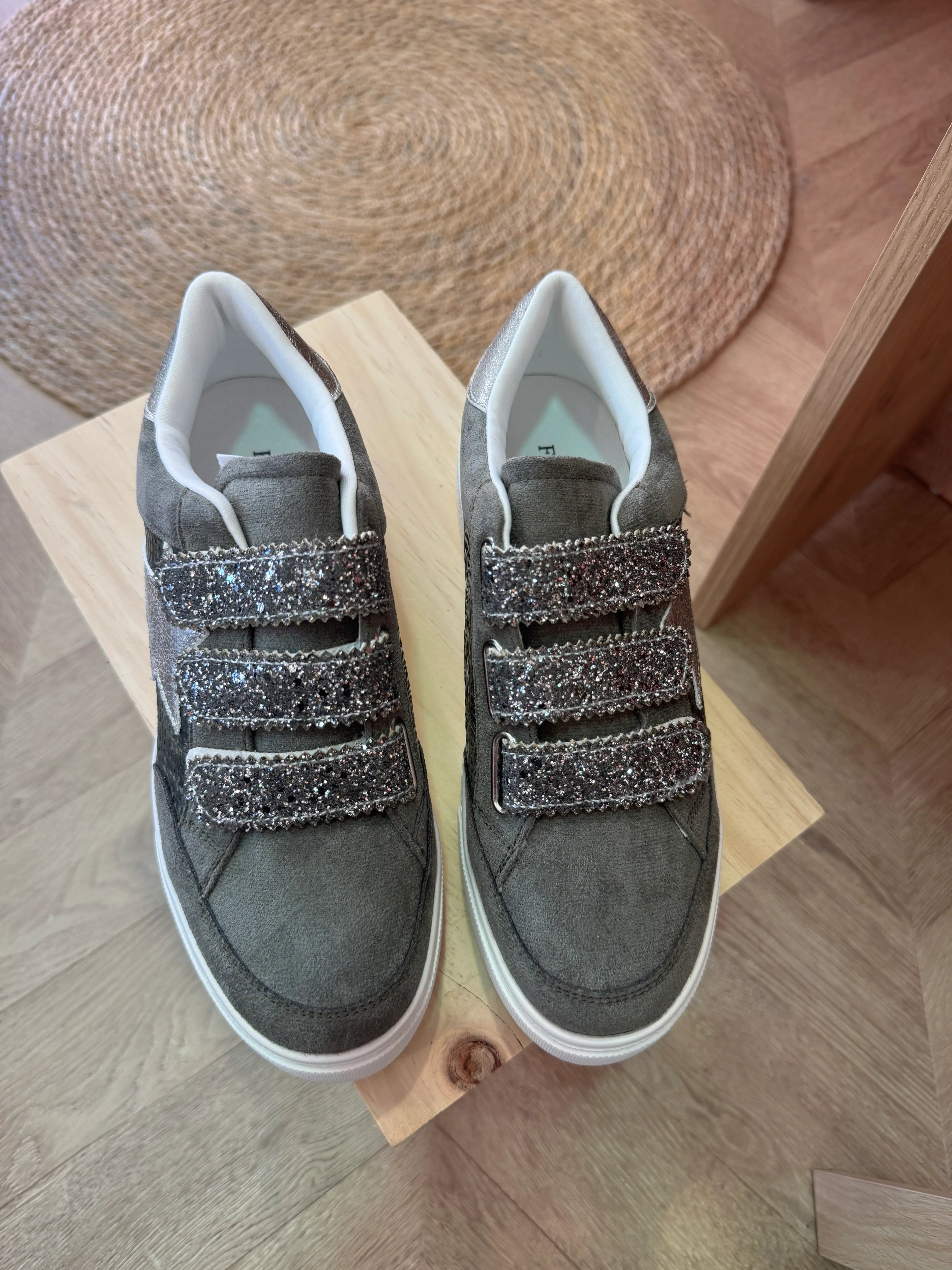 Baskets grise foncé effet daim avec empiècements coco vert