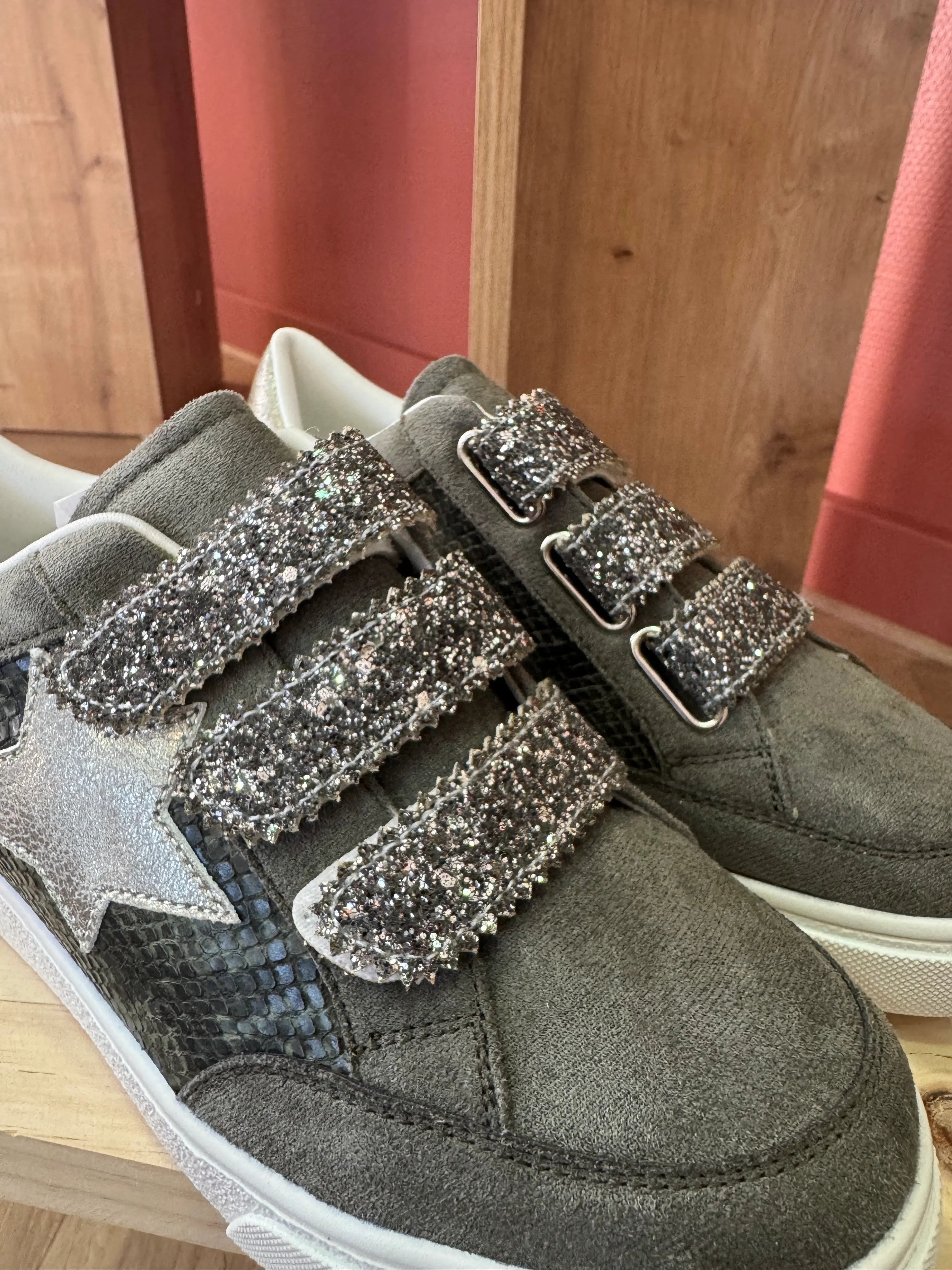 Baskets grise foncé effet daim avec empiècements coco vert