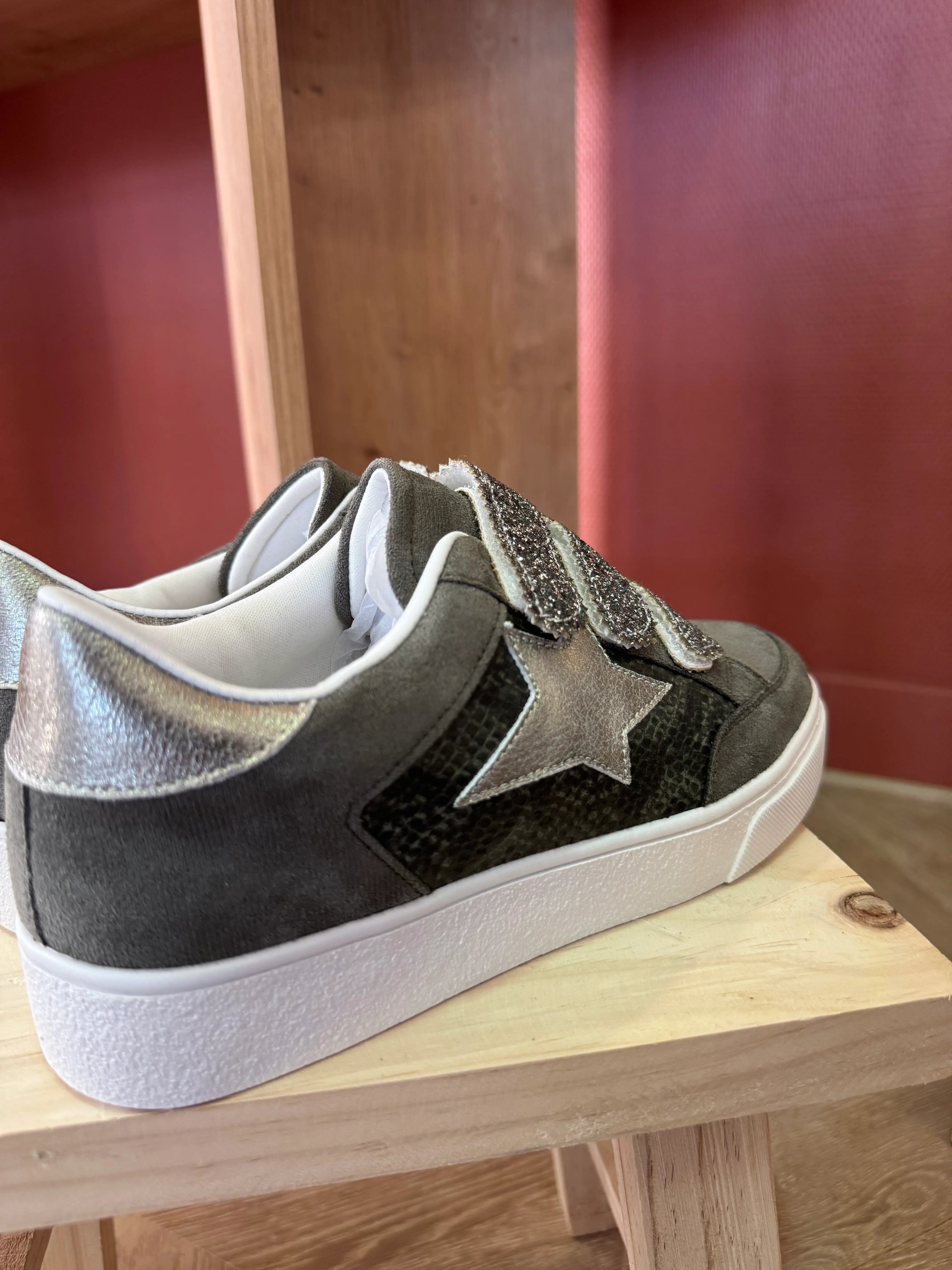 Baskets grise foncé effet daim avec empiècements coco vert