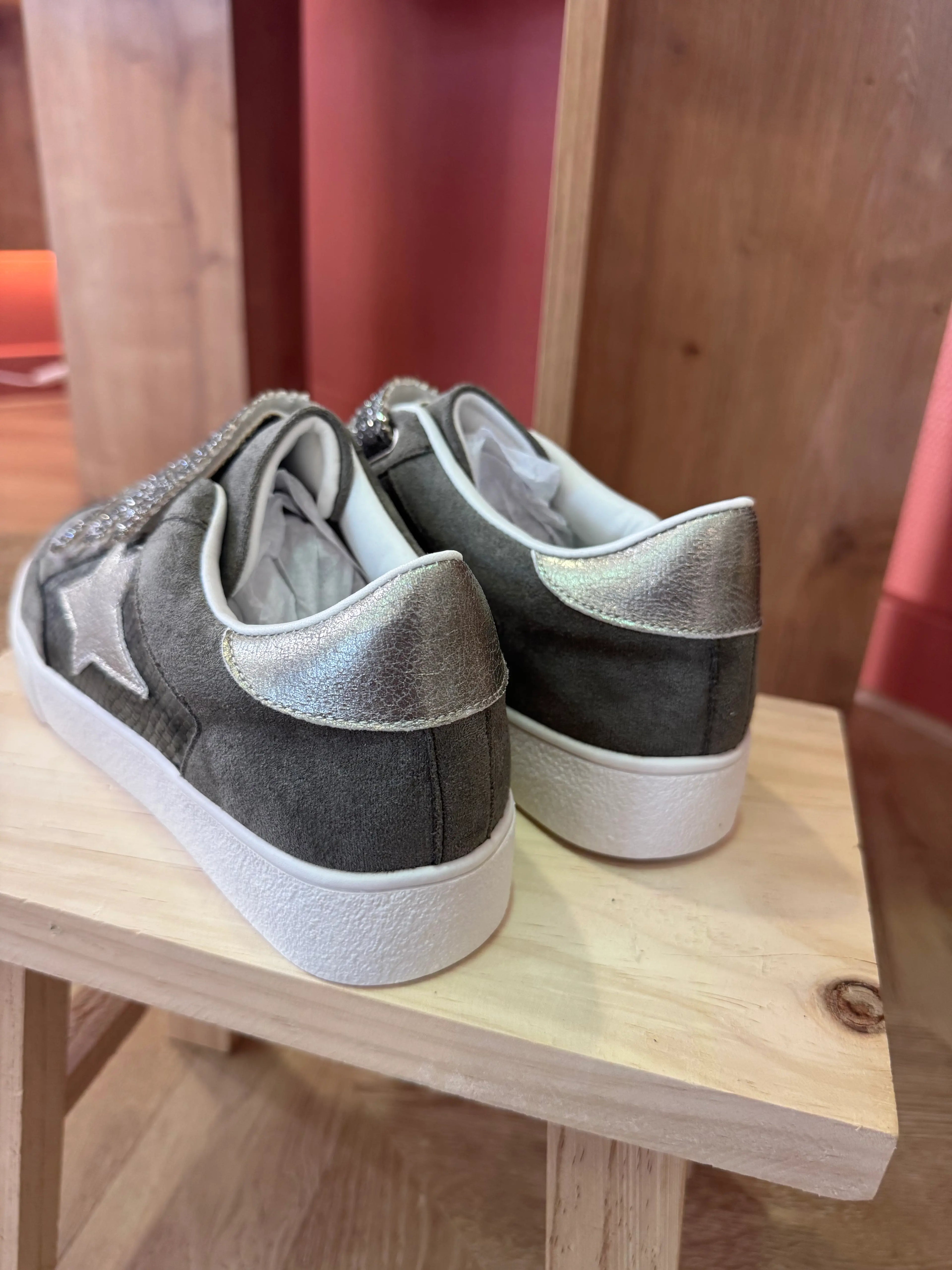 Baskets grise foncé effet daim avec empiècements coco vert