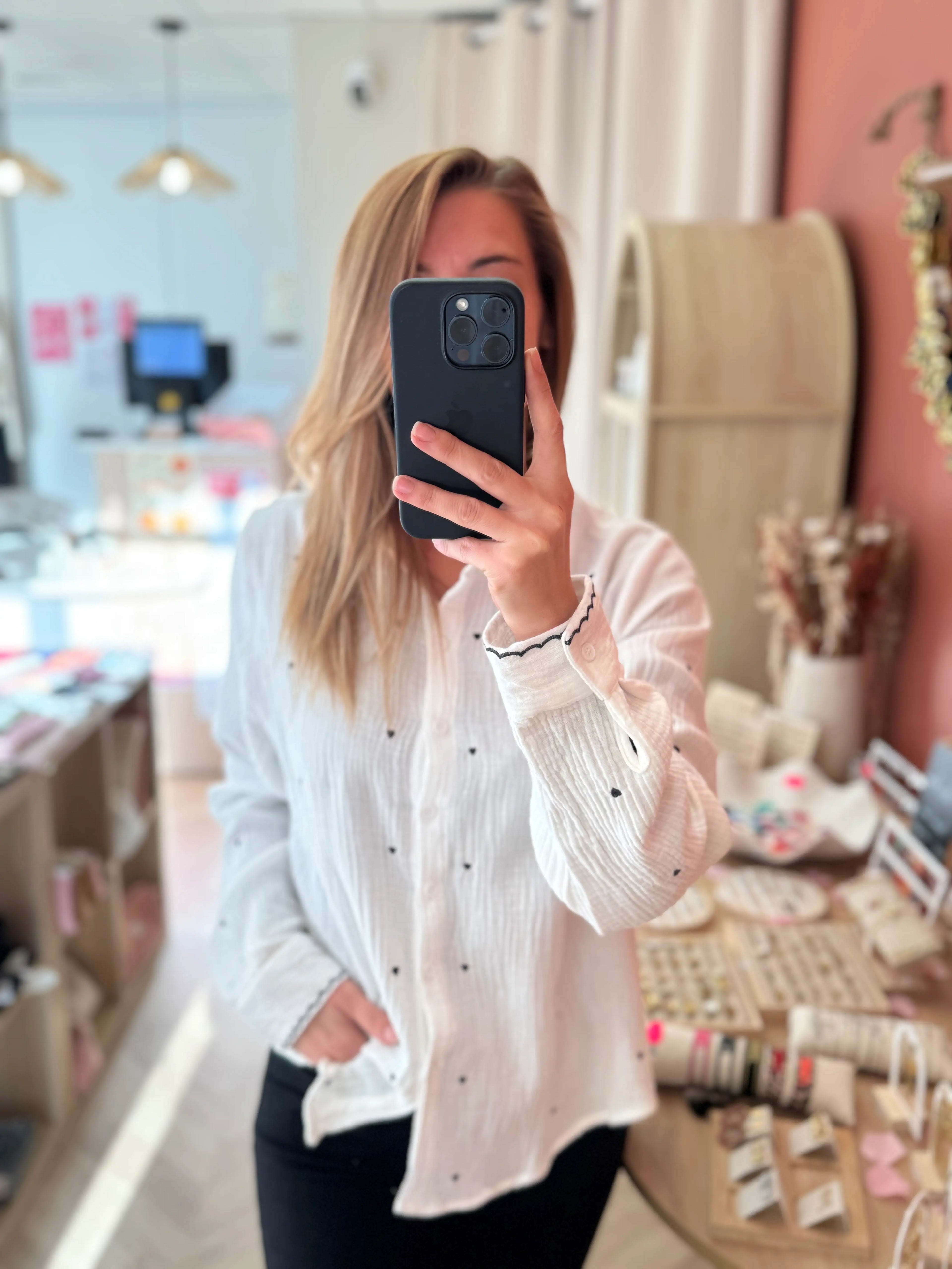 Chemise blanche à coeurs bleu marine