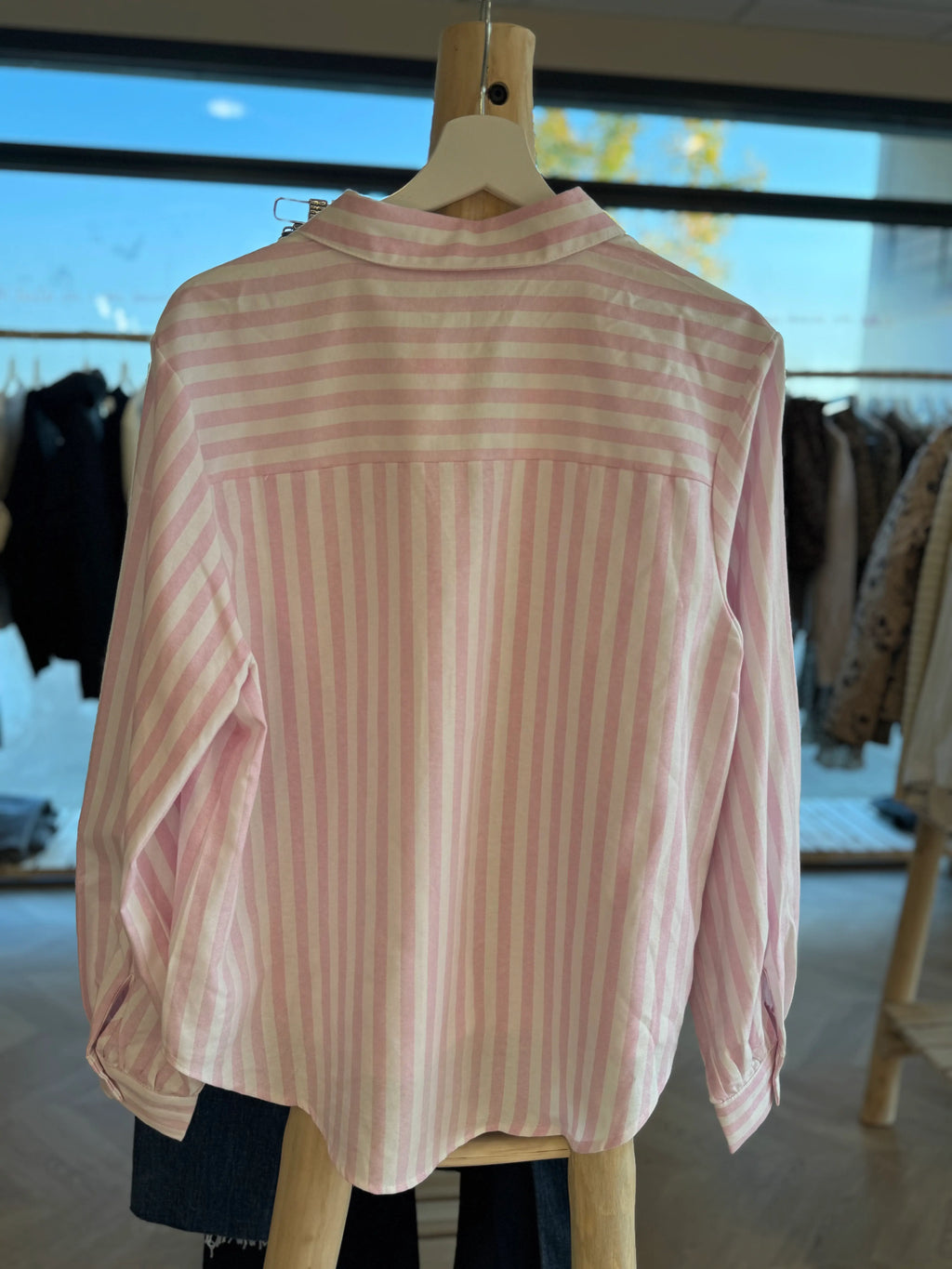 Chemise à rayures roses et blanches