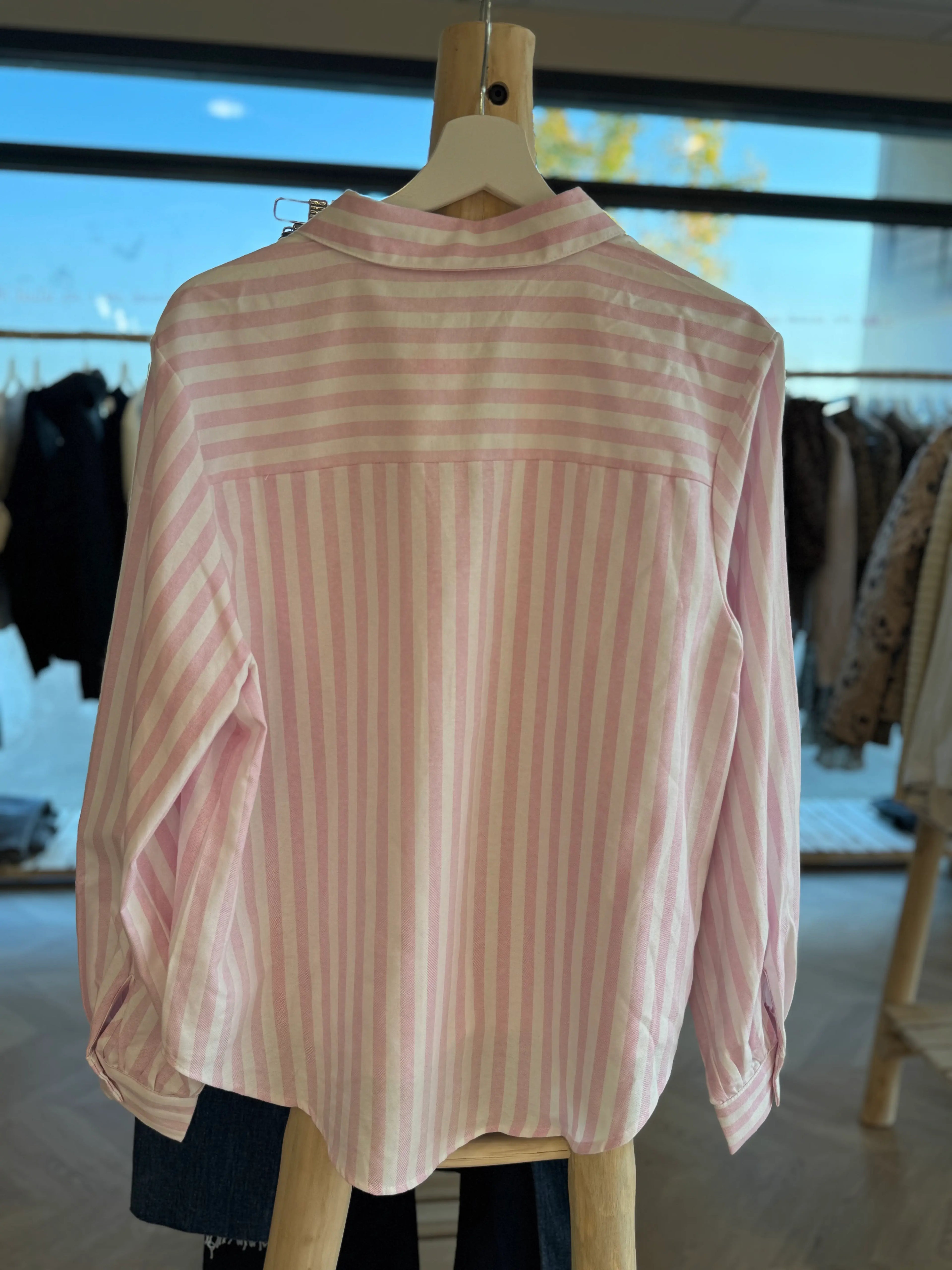 Chemise à rayures roses et blanches