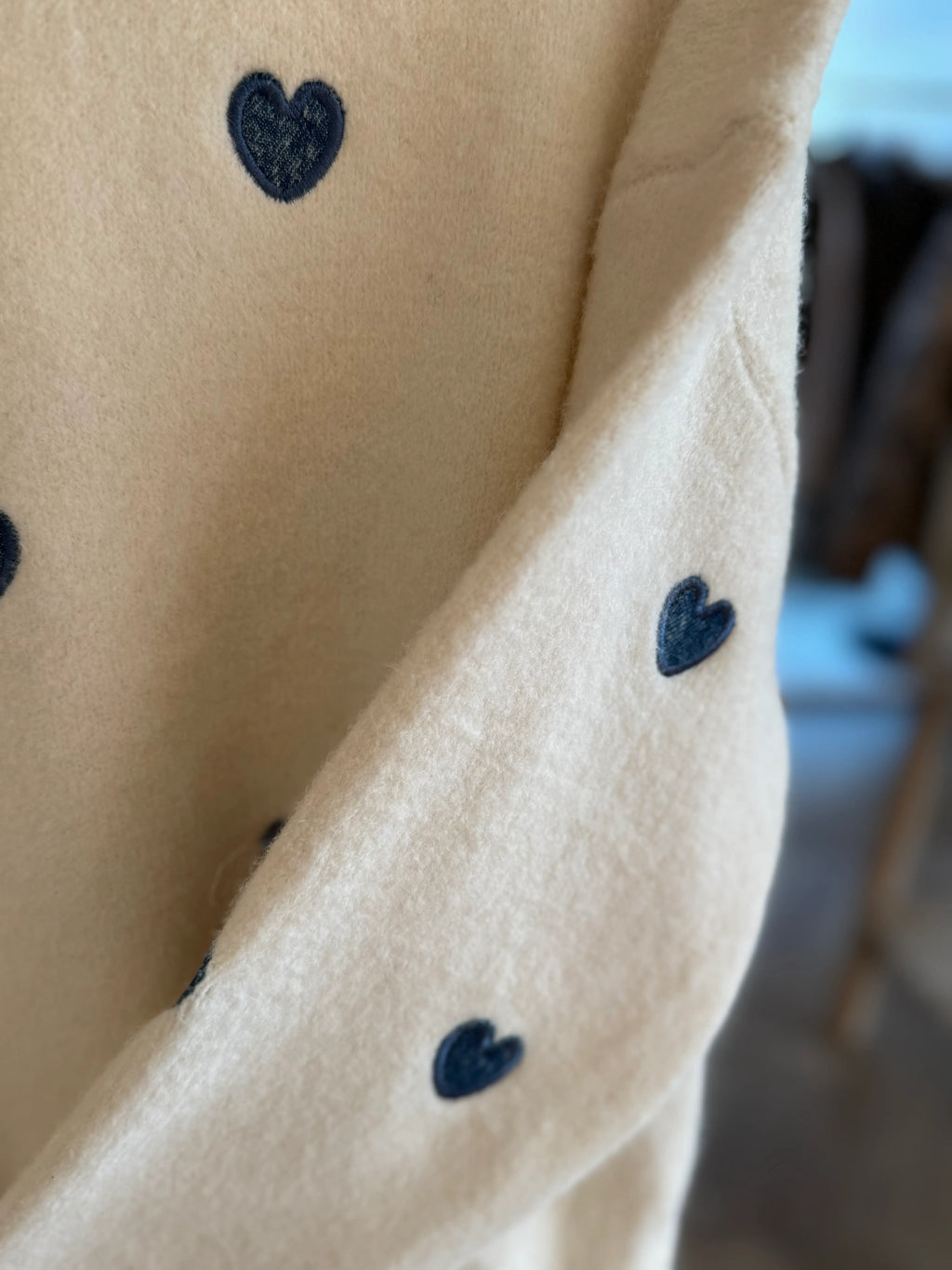 Pull à coeurs bleus