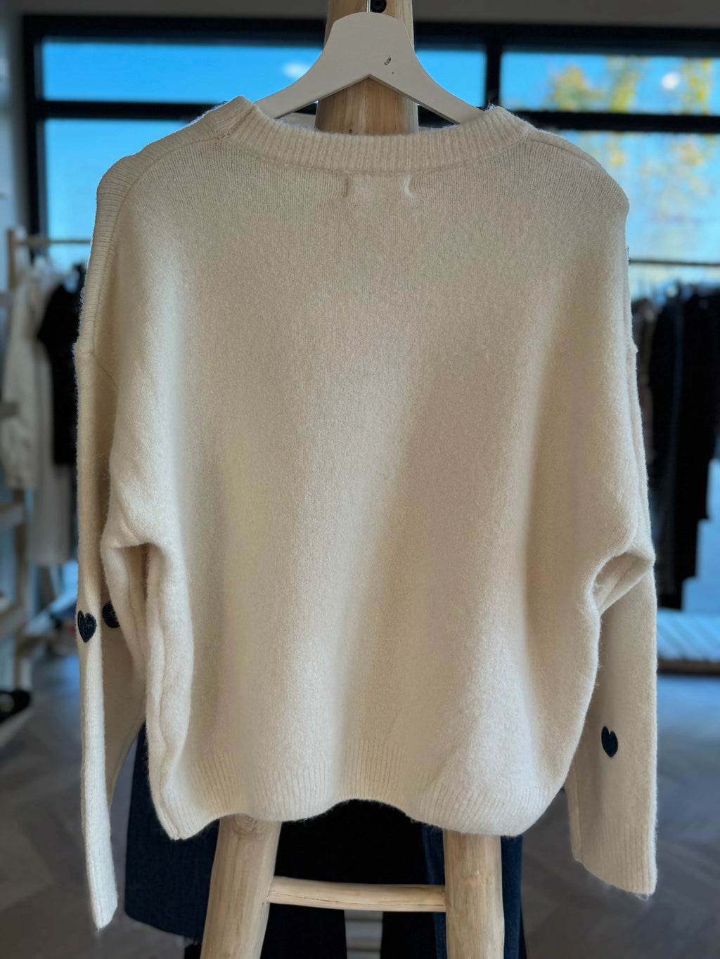 Pull à coeurs bleus