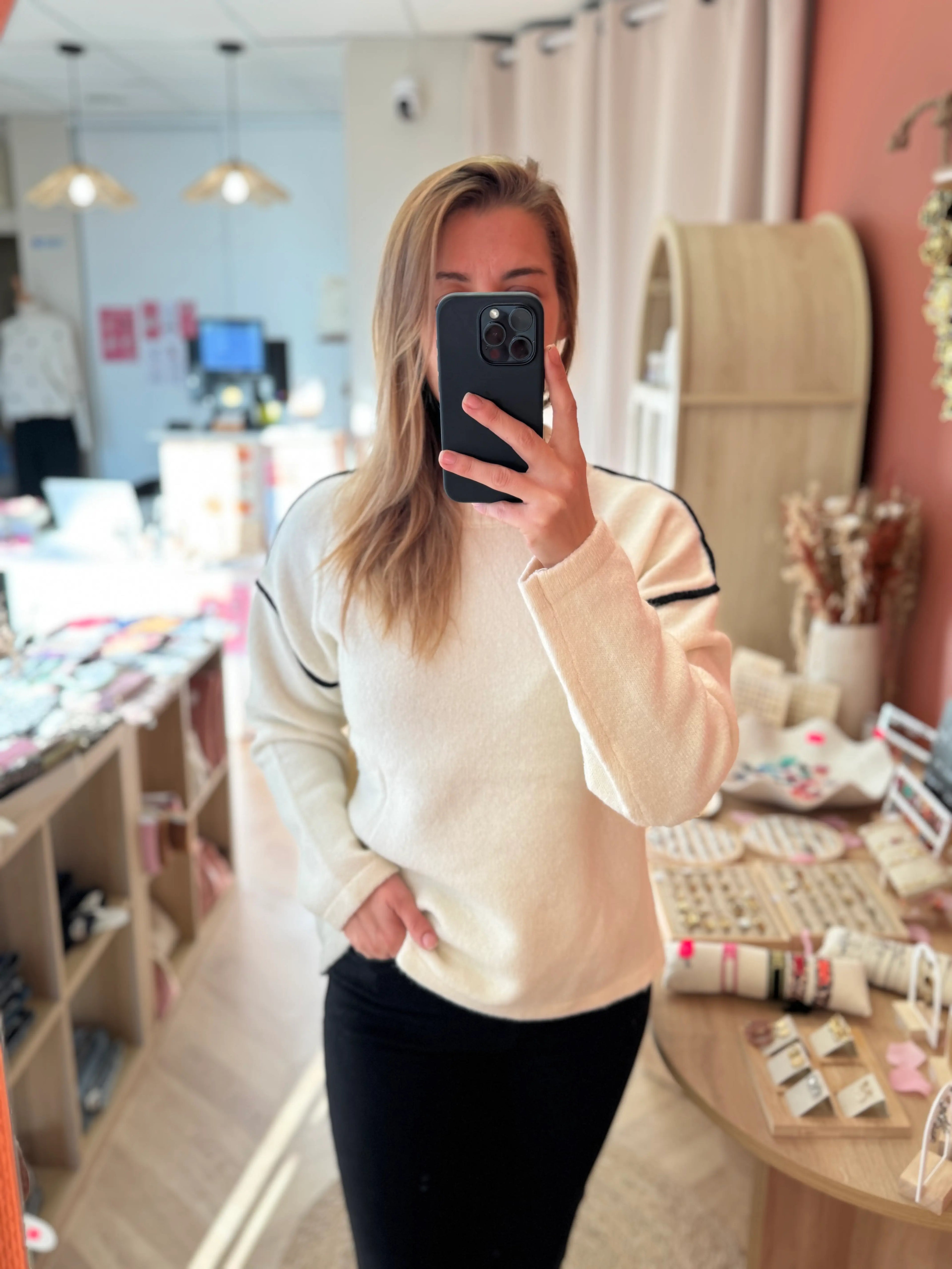 Pull écru à détail noir