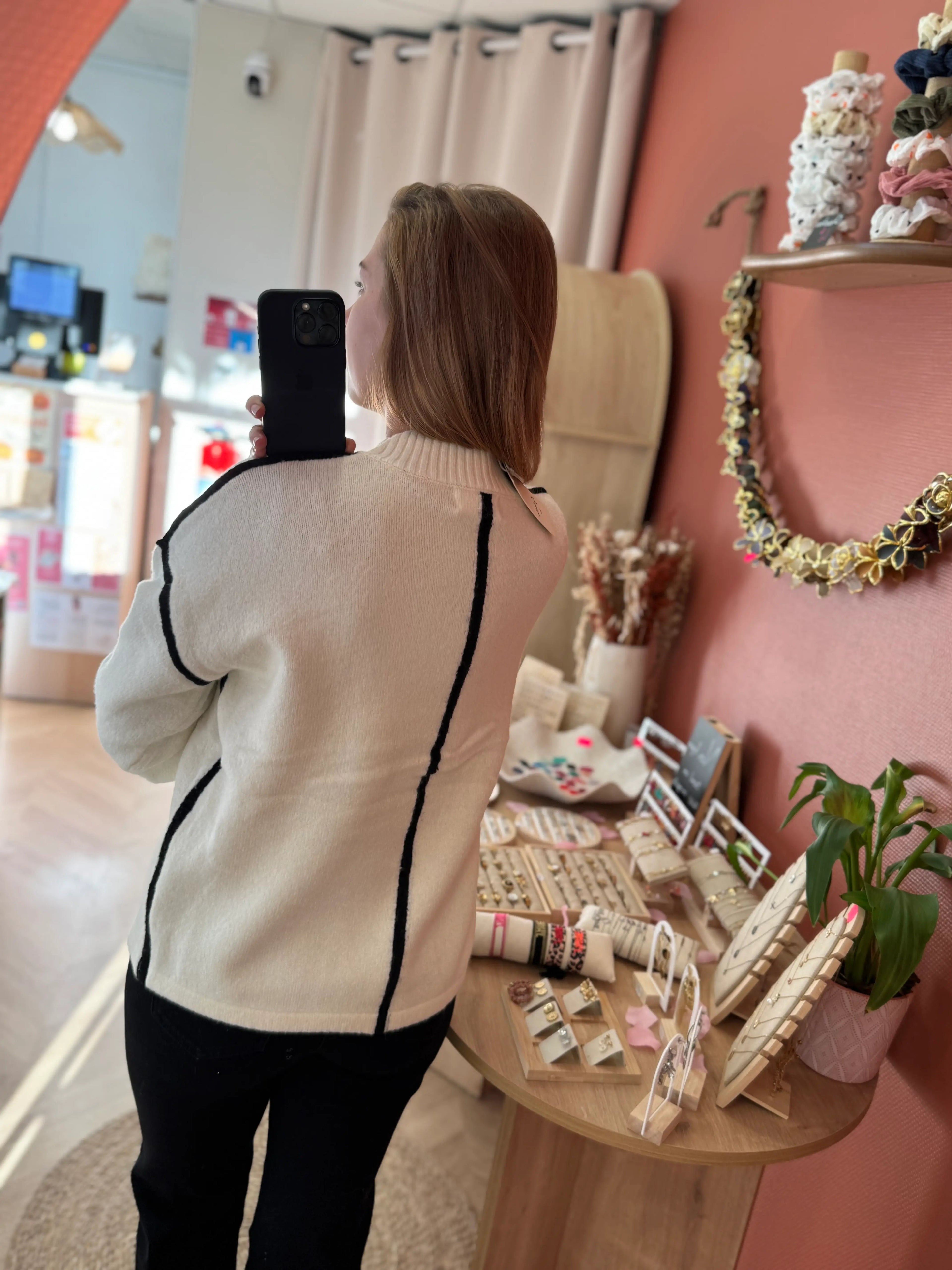 Pull écru à détail noir