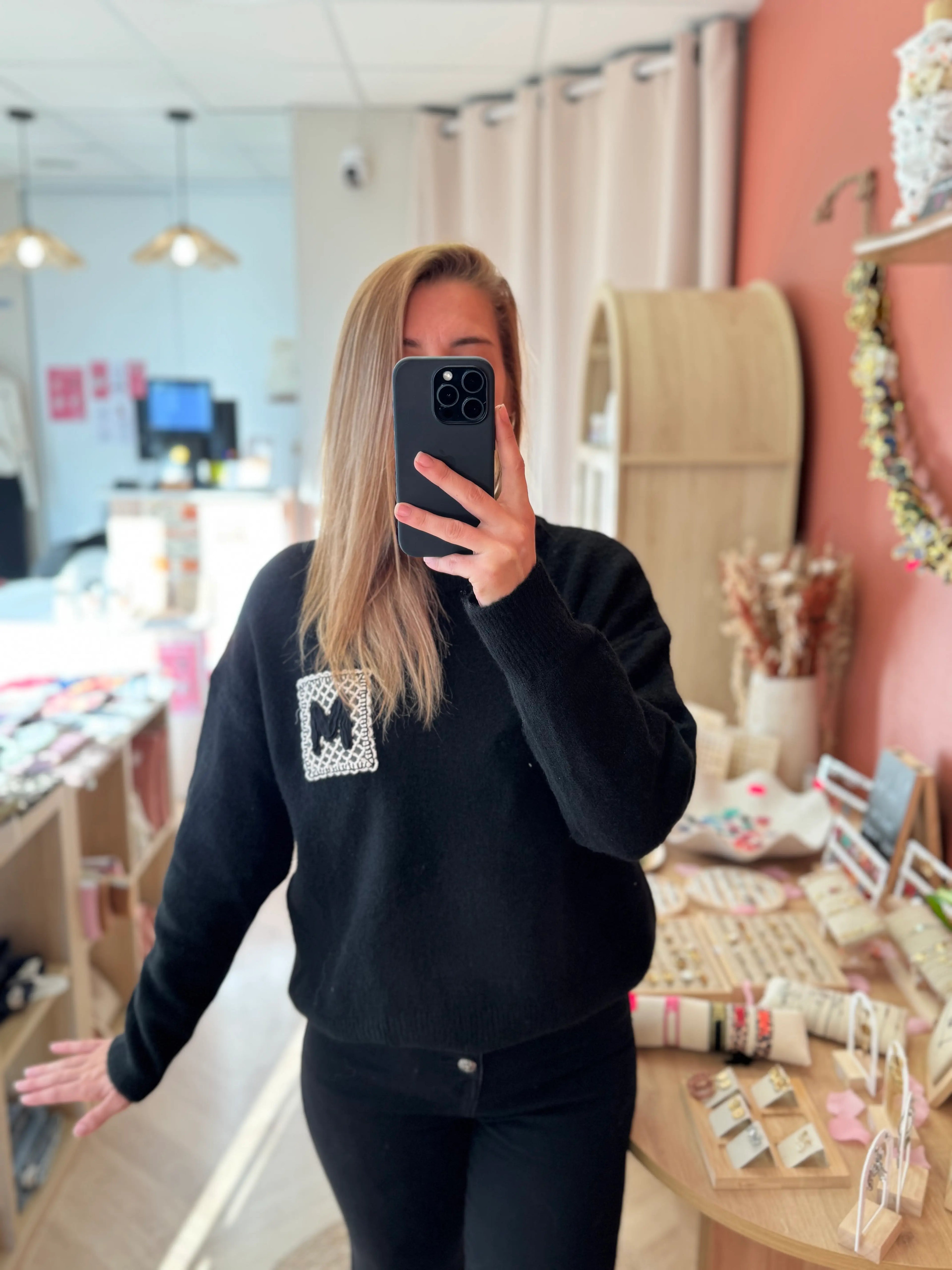 Pull noir "M" brodé
